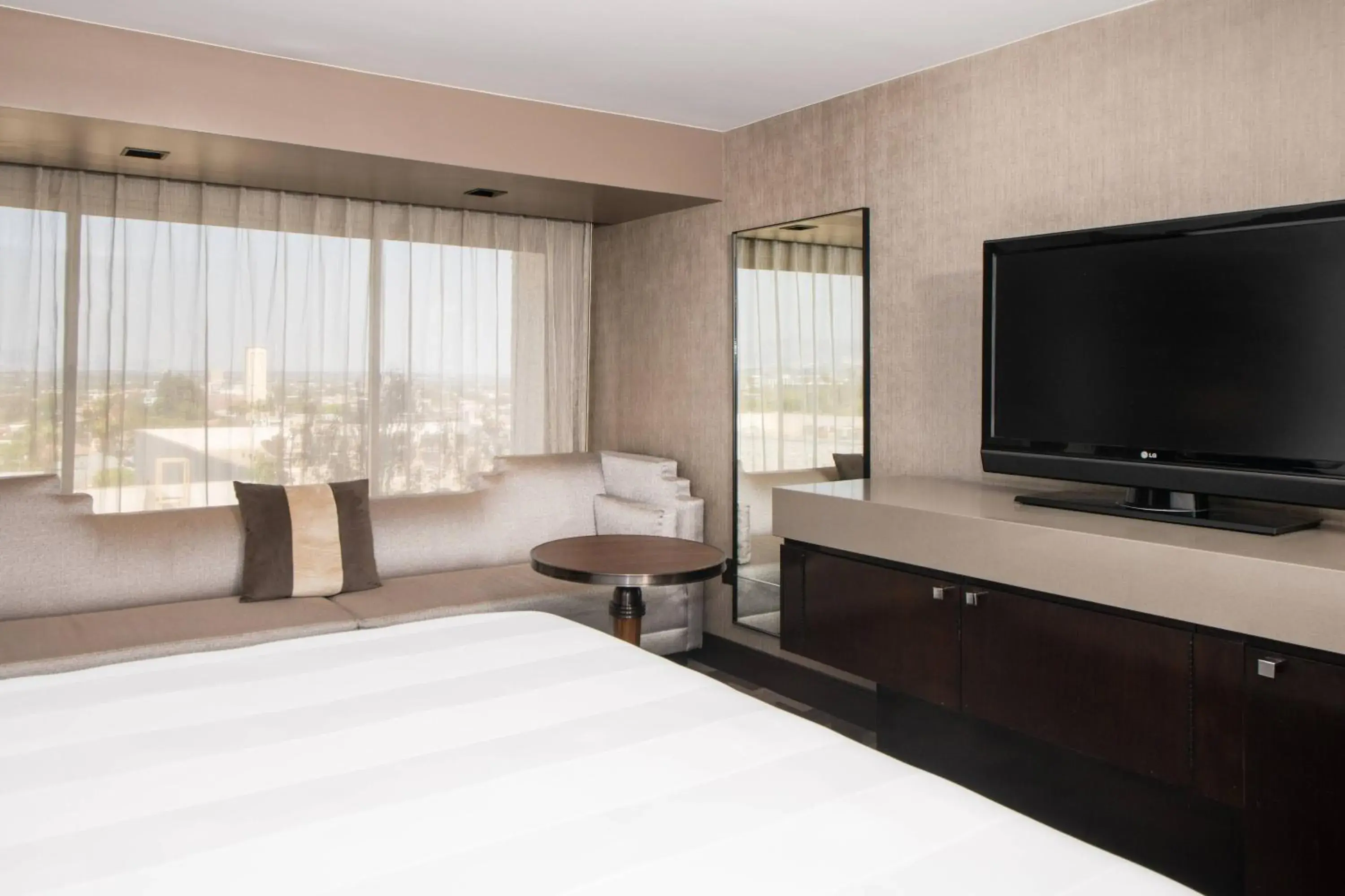 King Room with Adapted Tub - Mobility and Hearing Accessible in Beverly Hills Marriott King Room with Adapted Tub - Mobility and Hearing Accessible in Beverly Hills Marriott