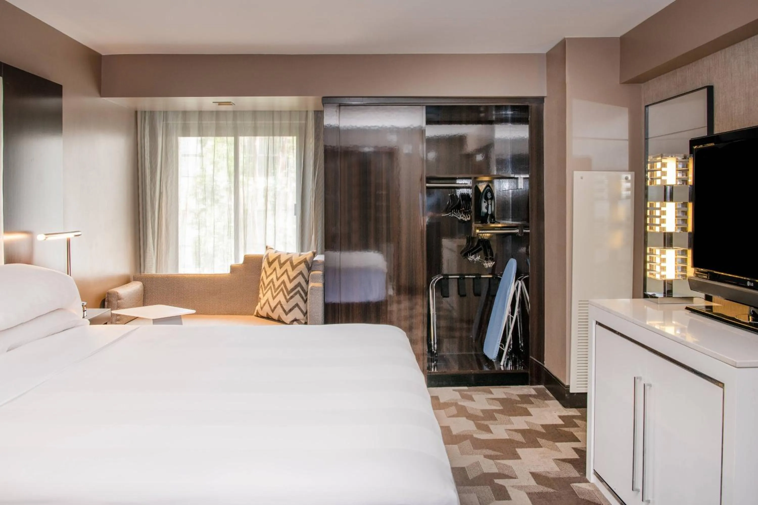 Photo of the whole room, Bed in Beverly Hills Marriott