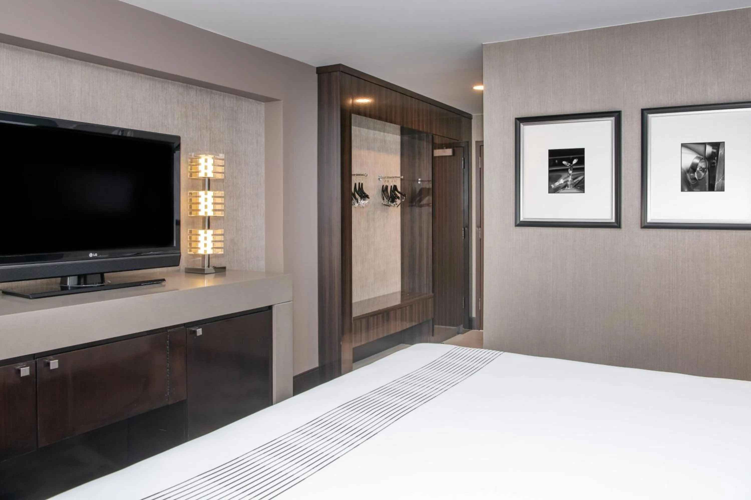 Photo of the whole room, Bed in Beverly Hills Marriott