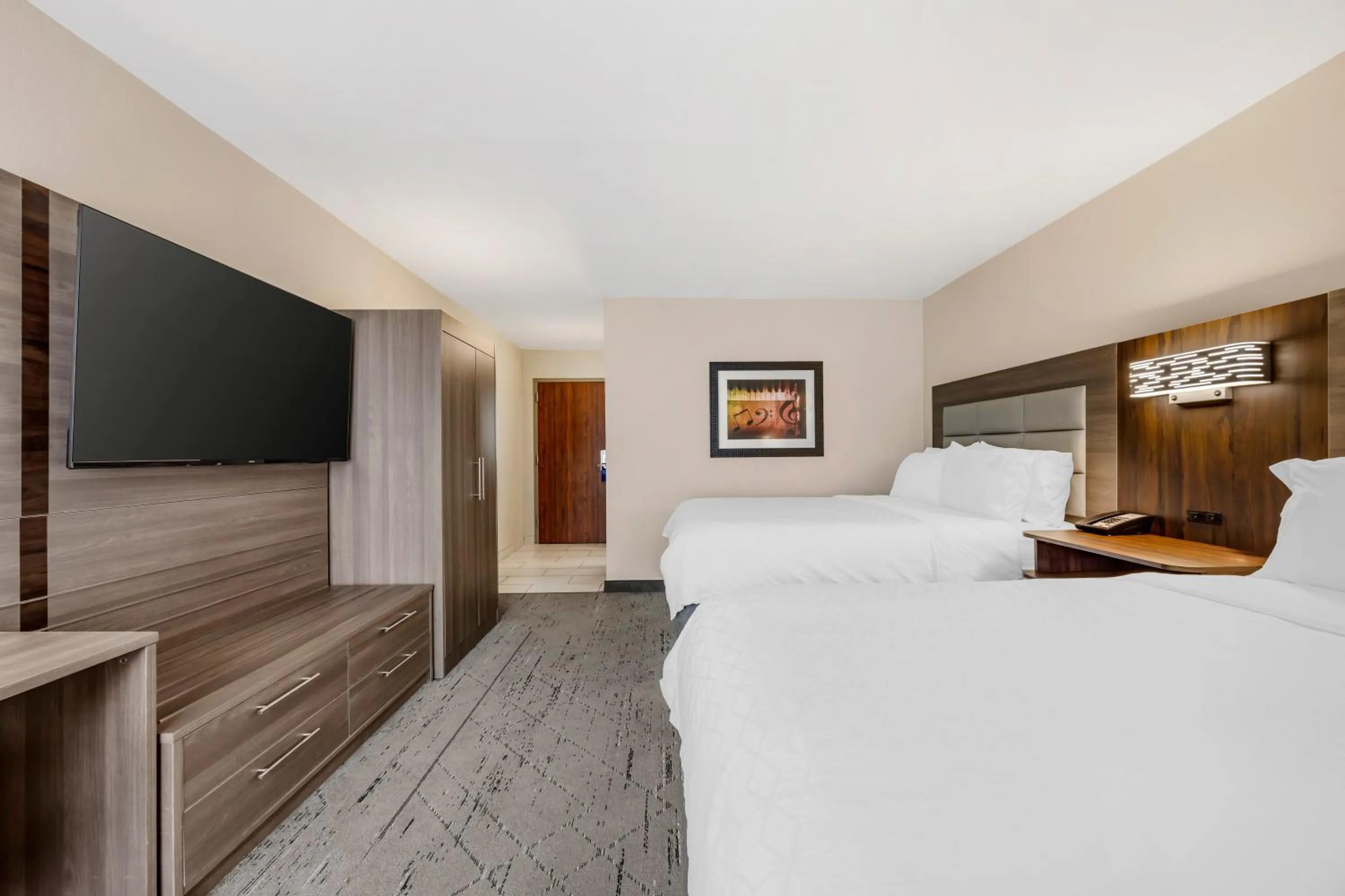 Bed in Holiday Inn Express & Suites Nashville Southeast - Antioch by IHG