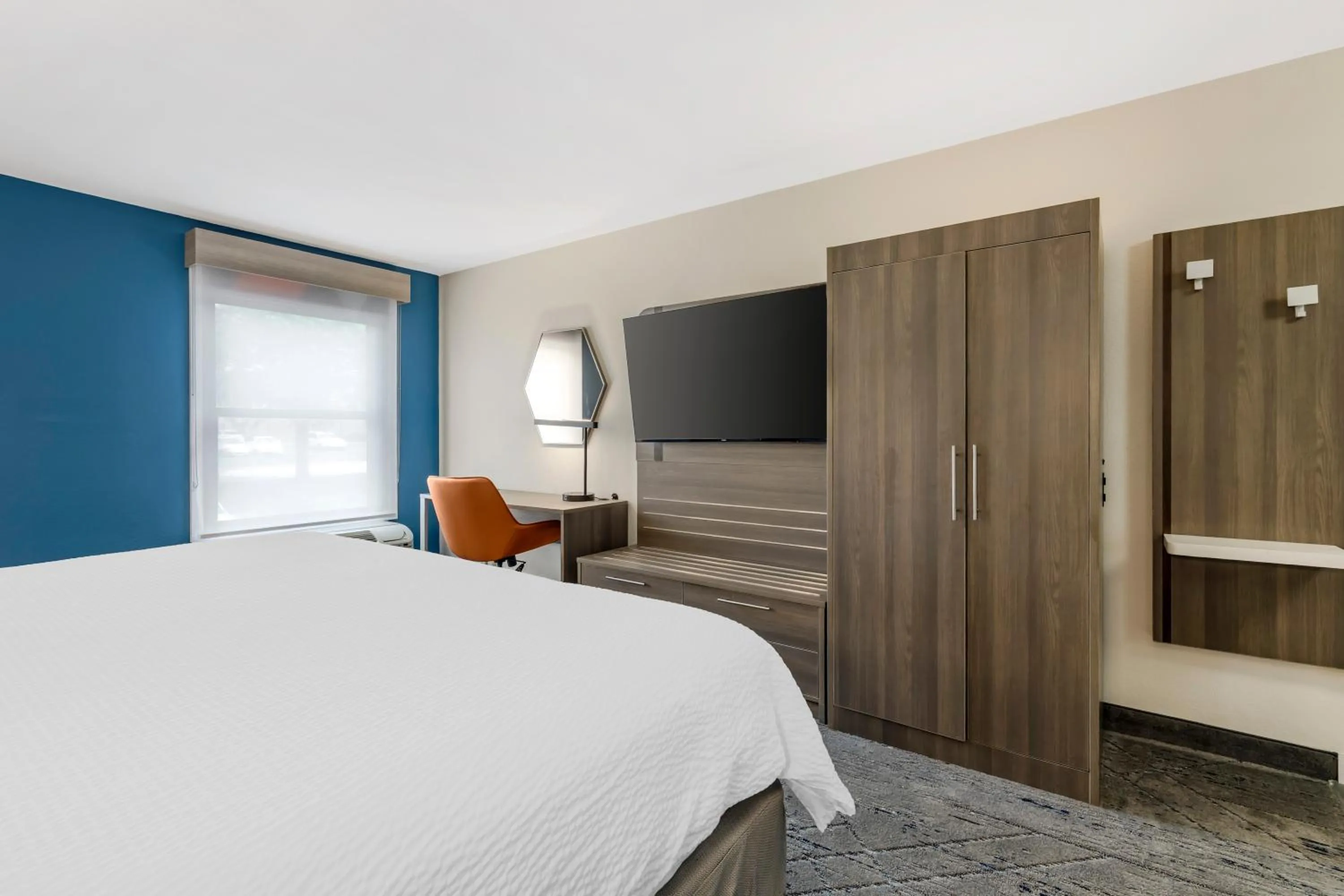 Bed in Holiday Inn Express & Suites Nashville Southeast - Antioch by IHG