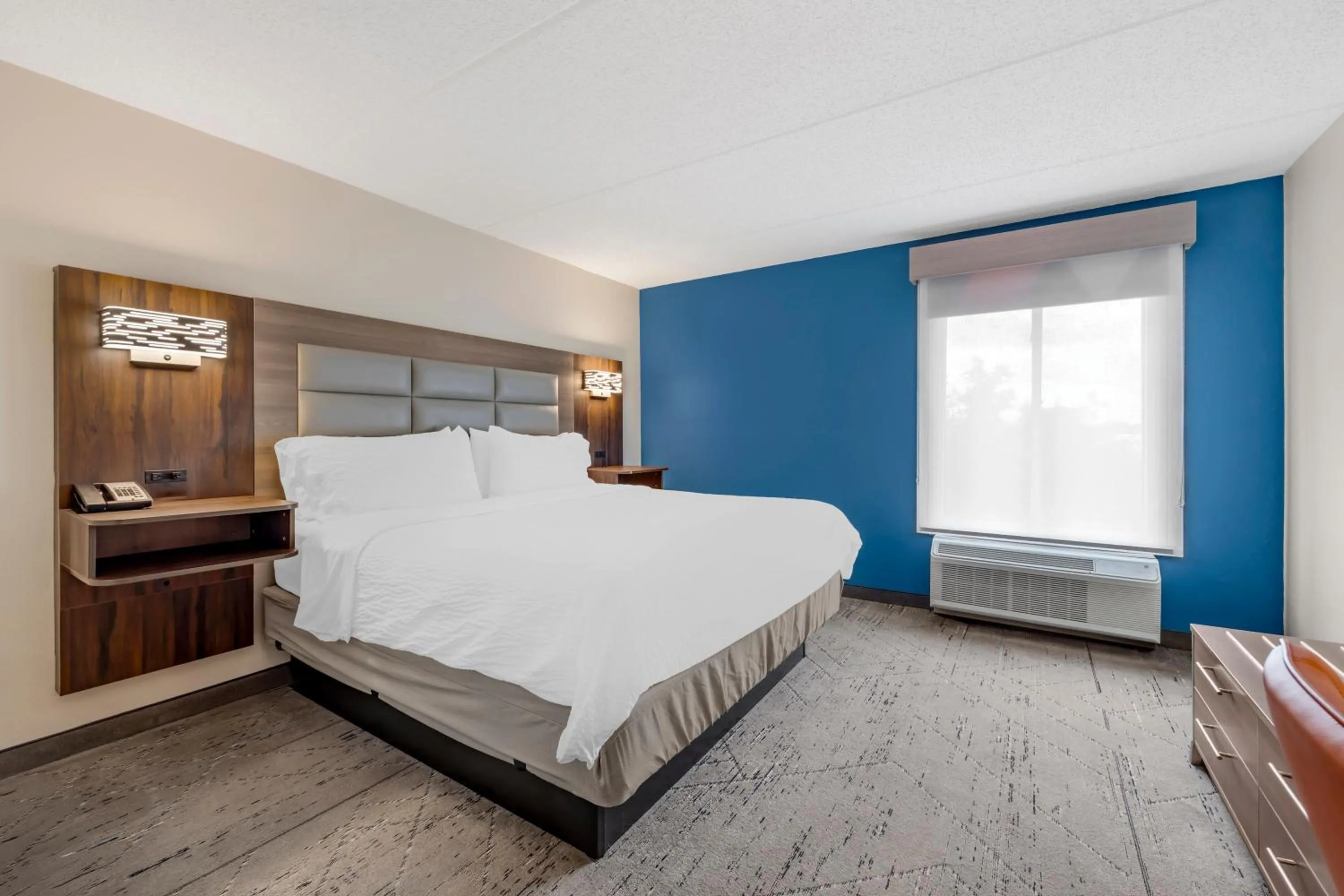 Bed in Holiday Inn Express & Suites Nashville Southeast - Antioch by IHG