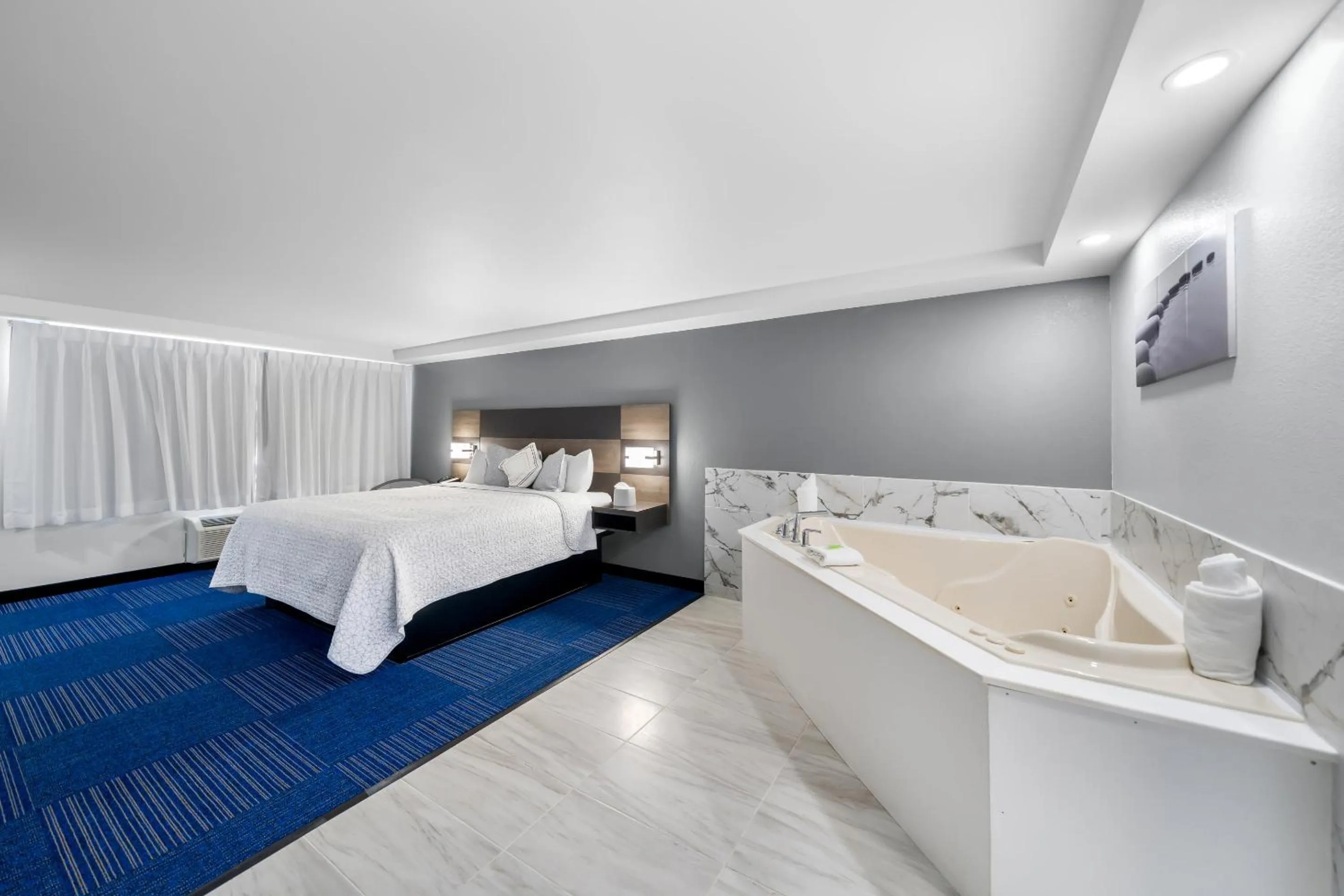 Photo of the whole room, Bed in Admiralty Inn & Suites - a Red Collection Hotel