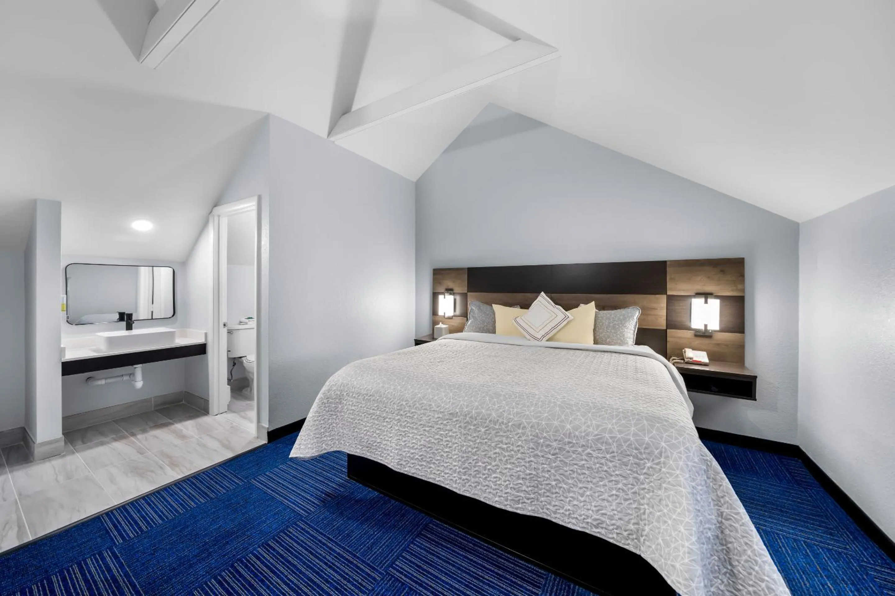 Photo of the whole room, Bed in Admiralty Inn & Suites - a Red Collection Hotel