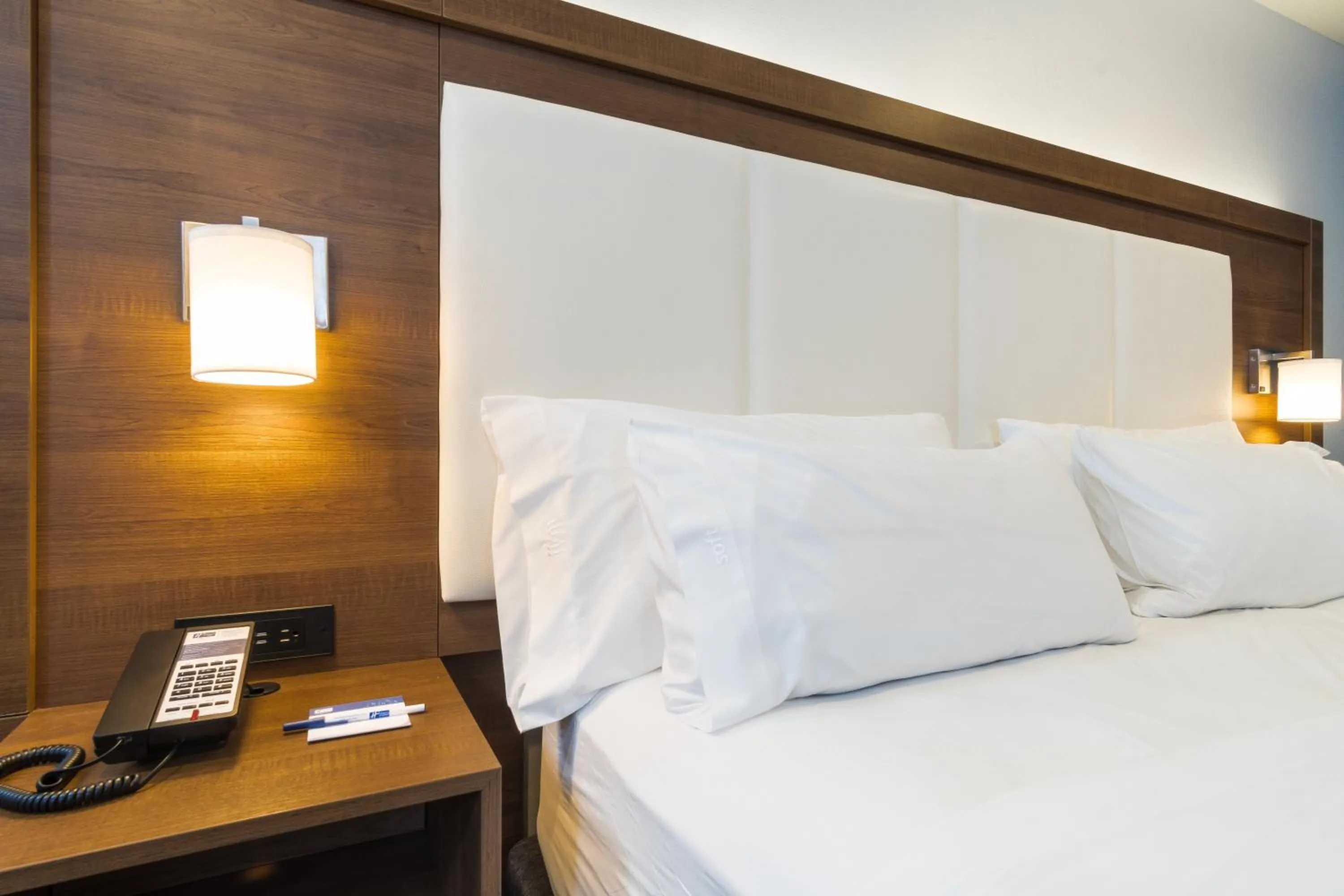 Photo of the whole room, Bed in Holiday Inn Express Hollywood Walk of Fame by IHG