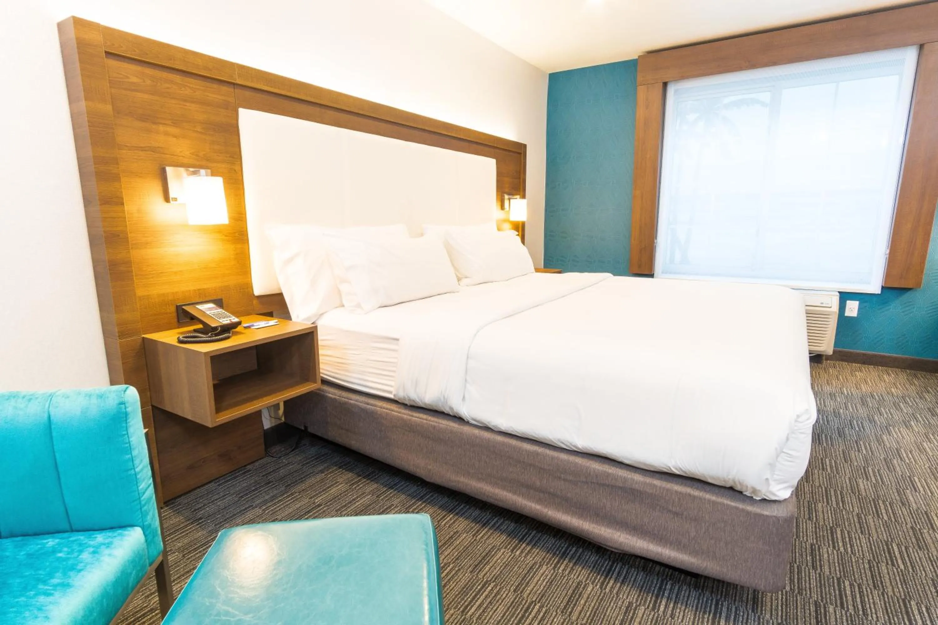 Photo of the whole room, Bed in Holiday Inn Express Hollywood Walk of Fame by IHG