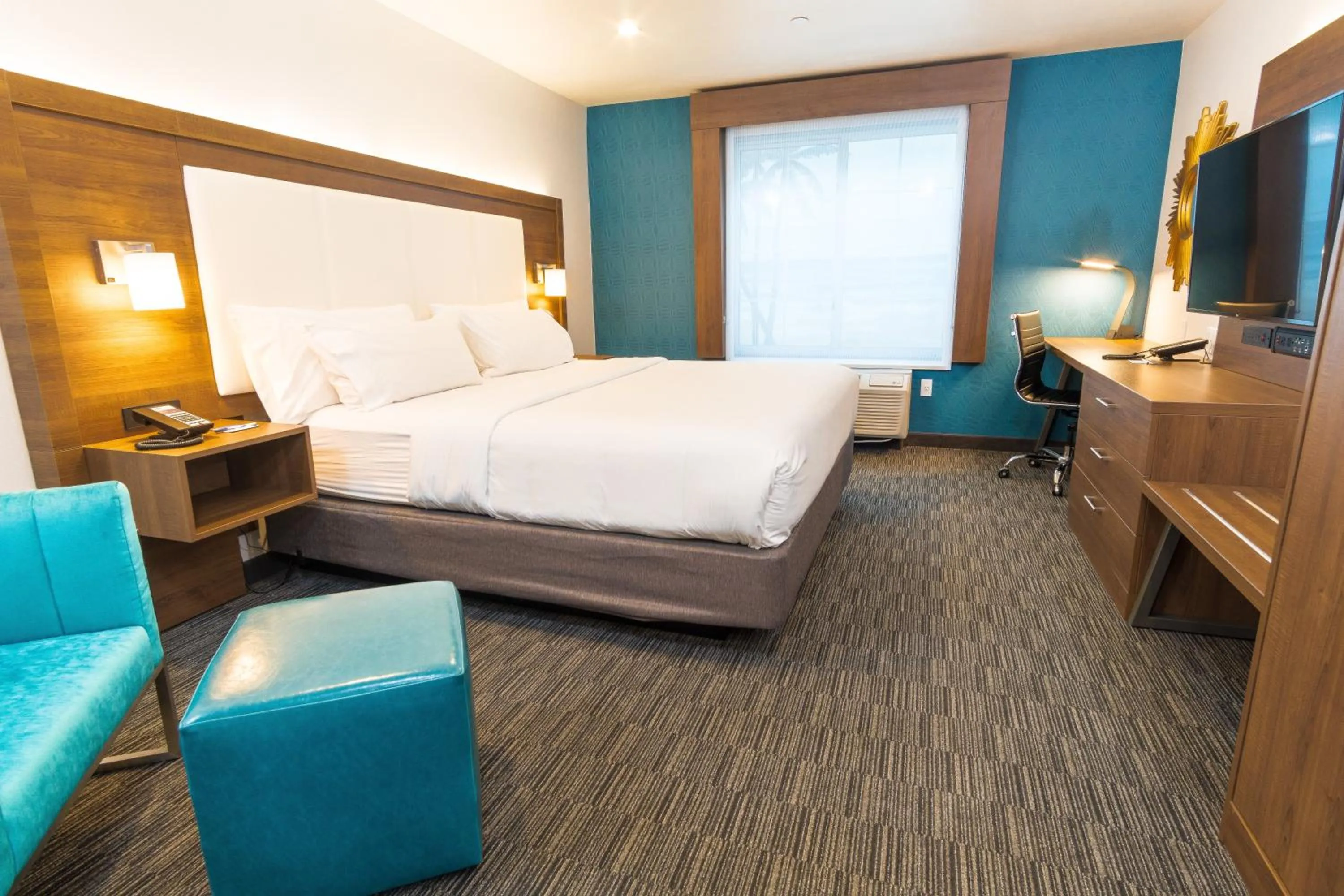 Photo of the whole room, Bed in Holiday Inn Express Hollywood Walk of Fame by IHG