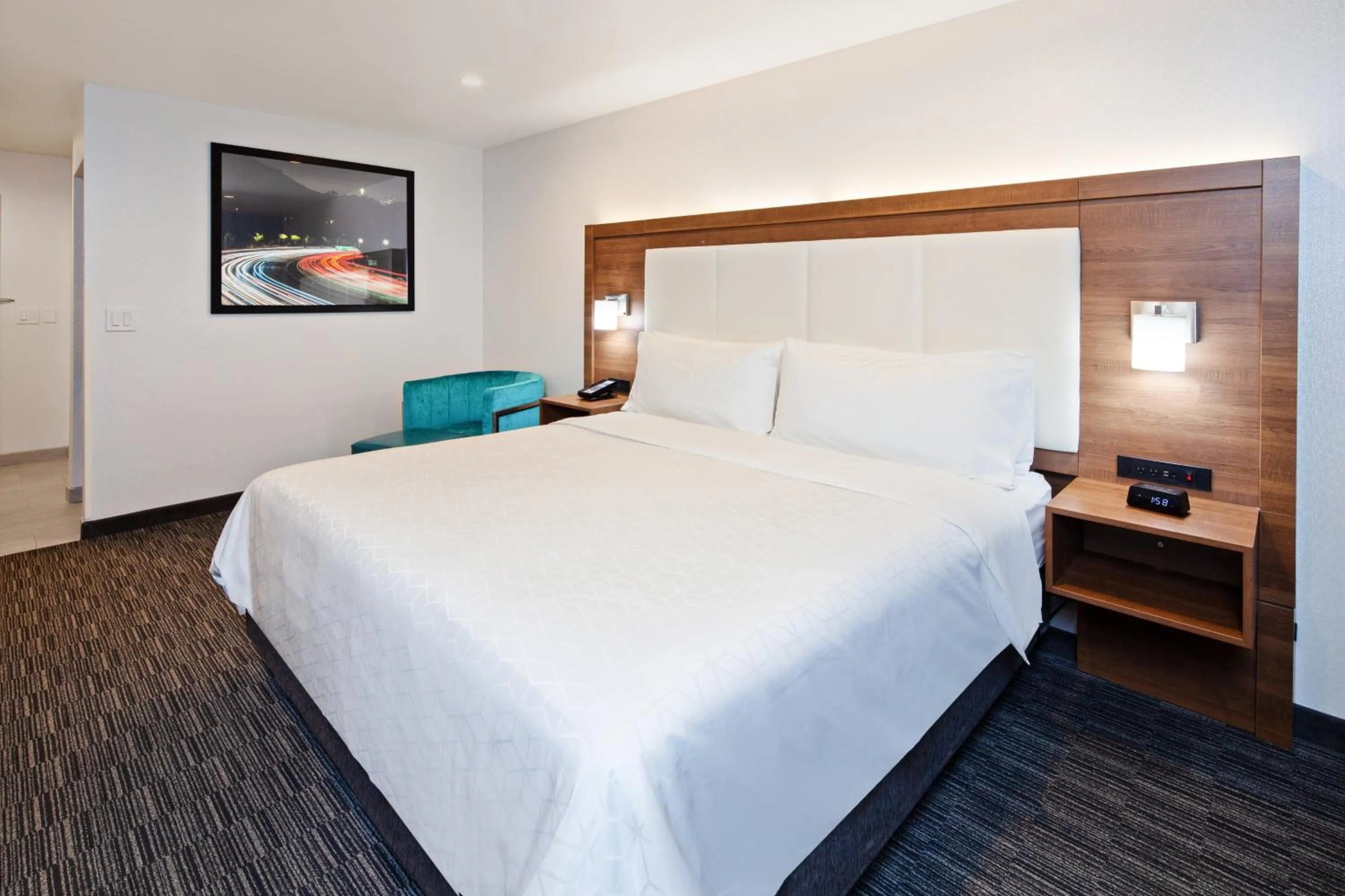 Photo of the whole room, Bed in Holiday Inn Express Hollywood Walk of Fame by IHG