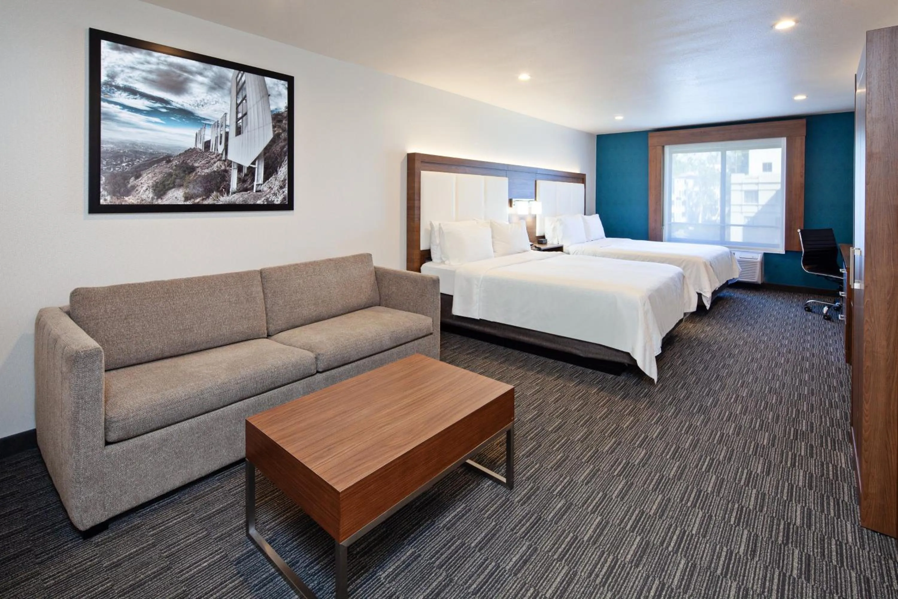Photo of the whole room, Bed in Holiday Inn Express Hollywood Walk of Fame by IHG