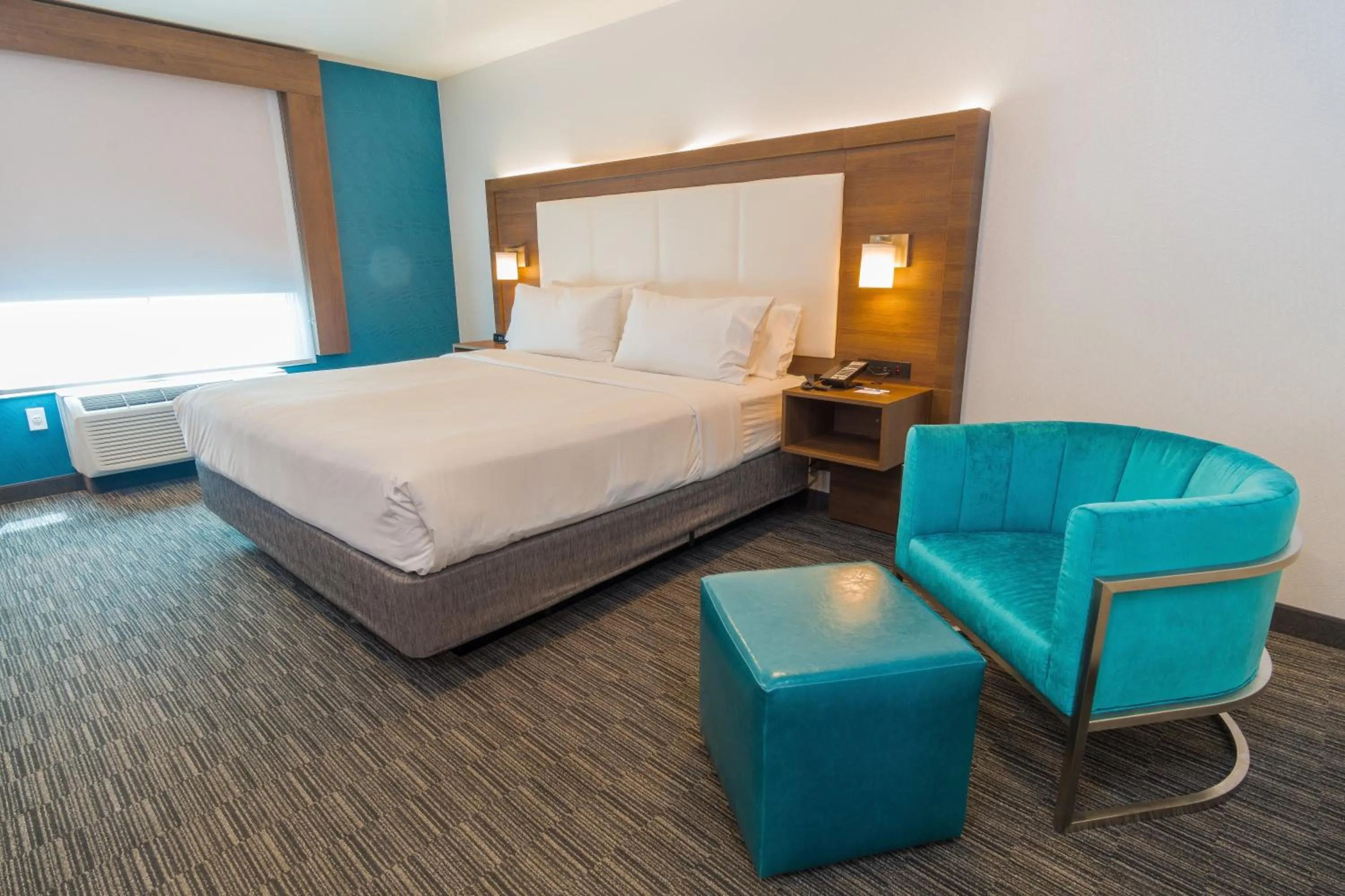 Photo of the whole room, Bed in Holiday Inn Express Hollywood Walk of Fame by IHG