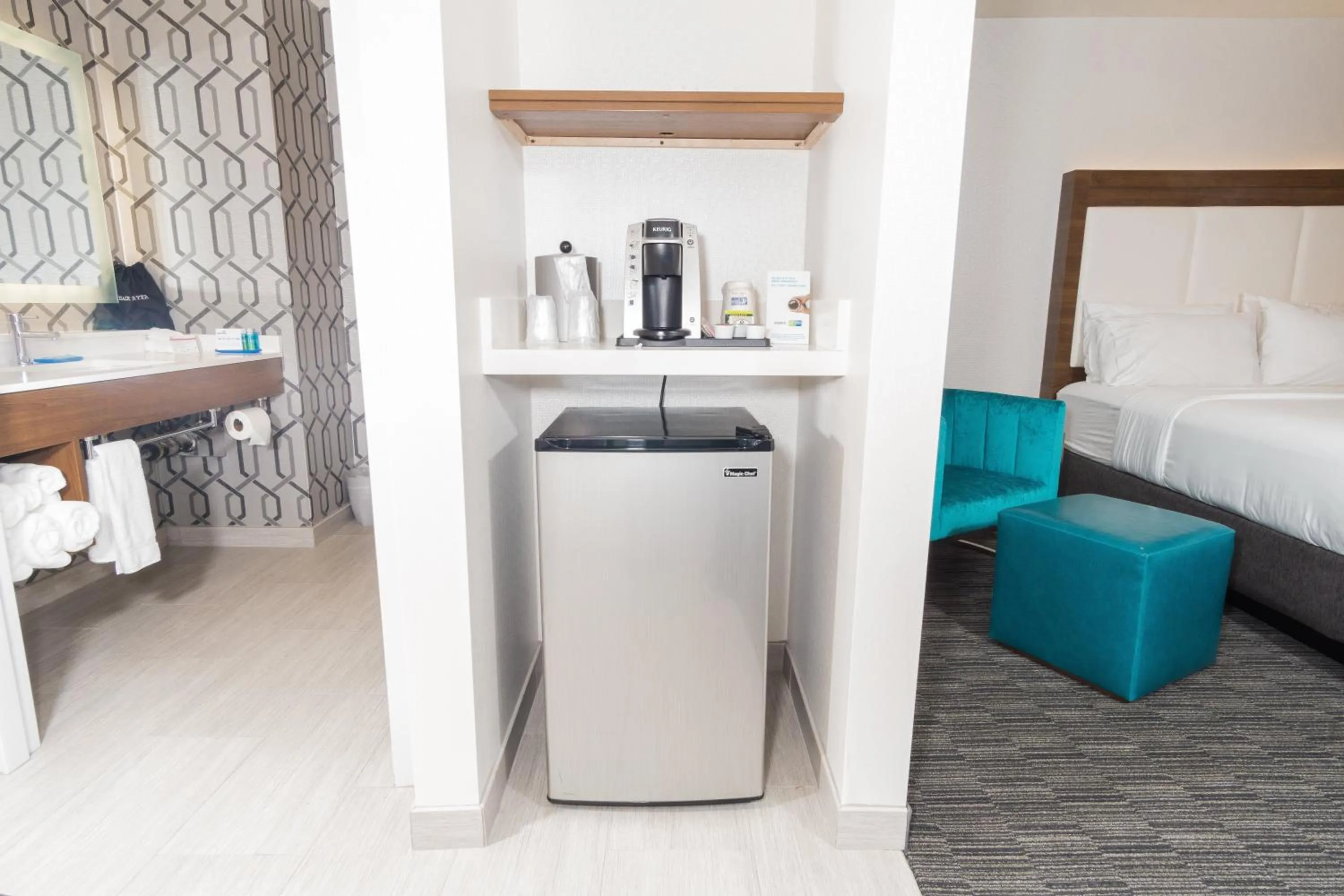 Photo of the whole room, Bed in Holiday Inn Express Hollywood Walk of Fame by IHG