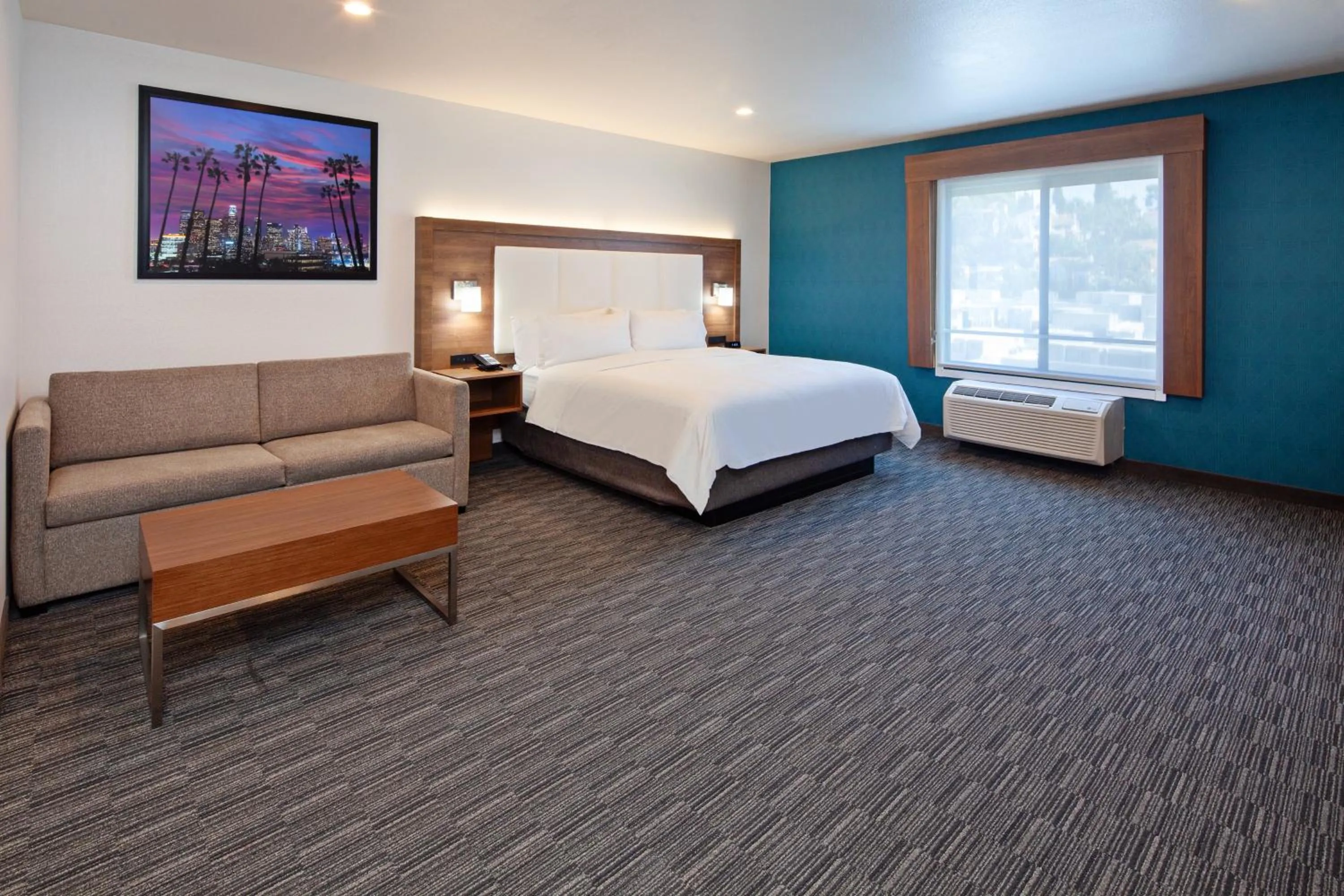 Photo of the whole room, Bed in Holiday Inn Express Hollywood Walk of Fame by IHG