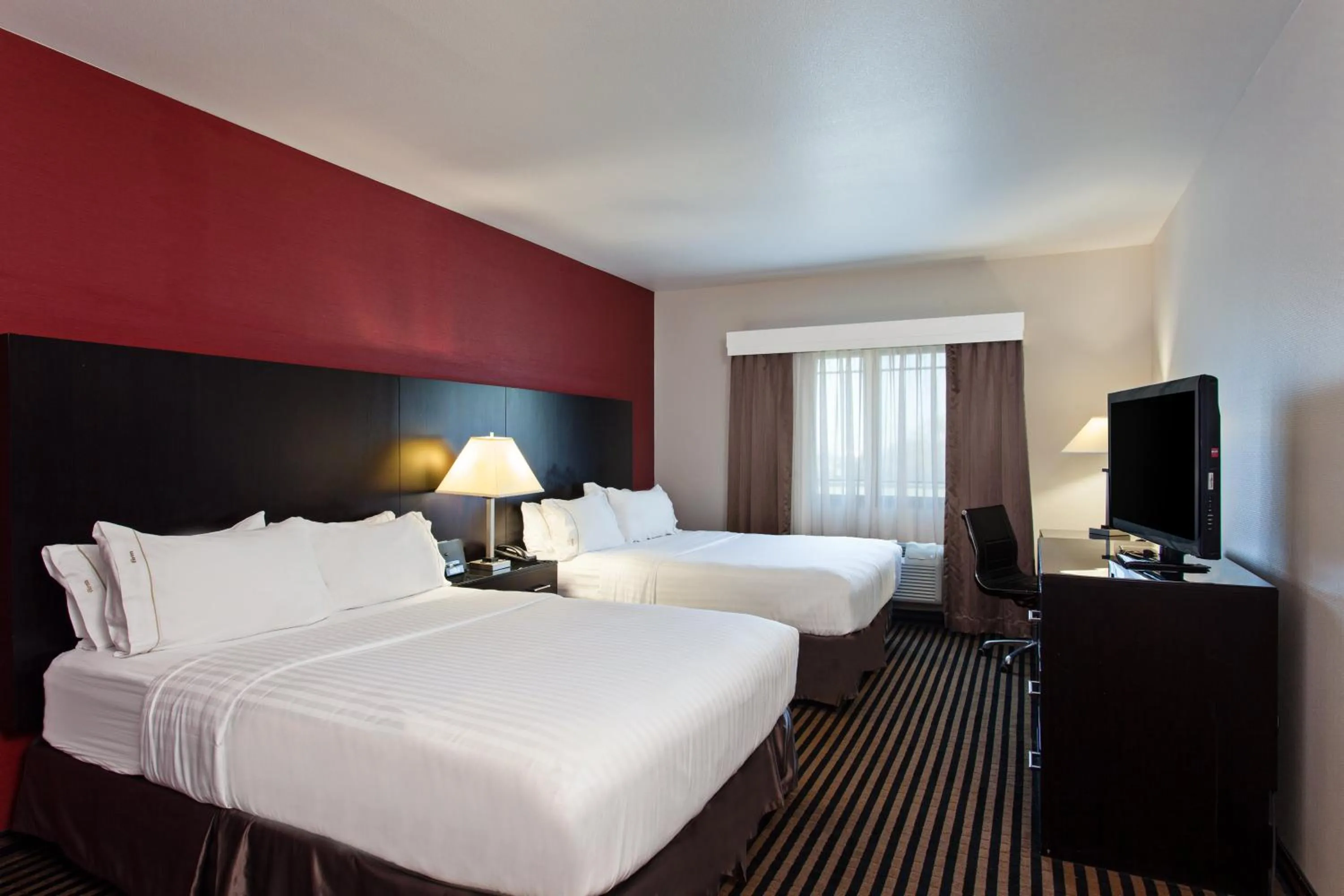 Photo of the whole room, Bed in Holiday Inn Express Hollywood Walk of Fame by IHG