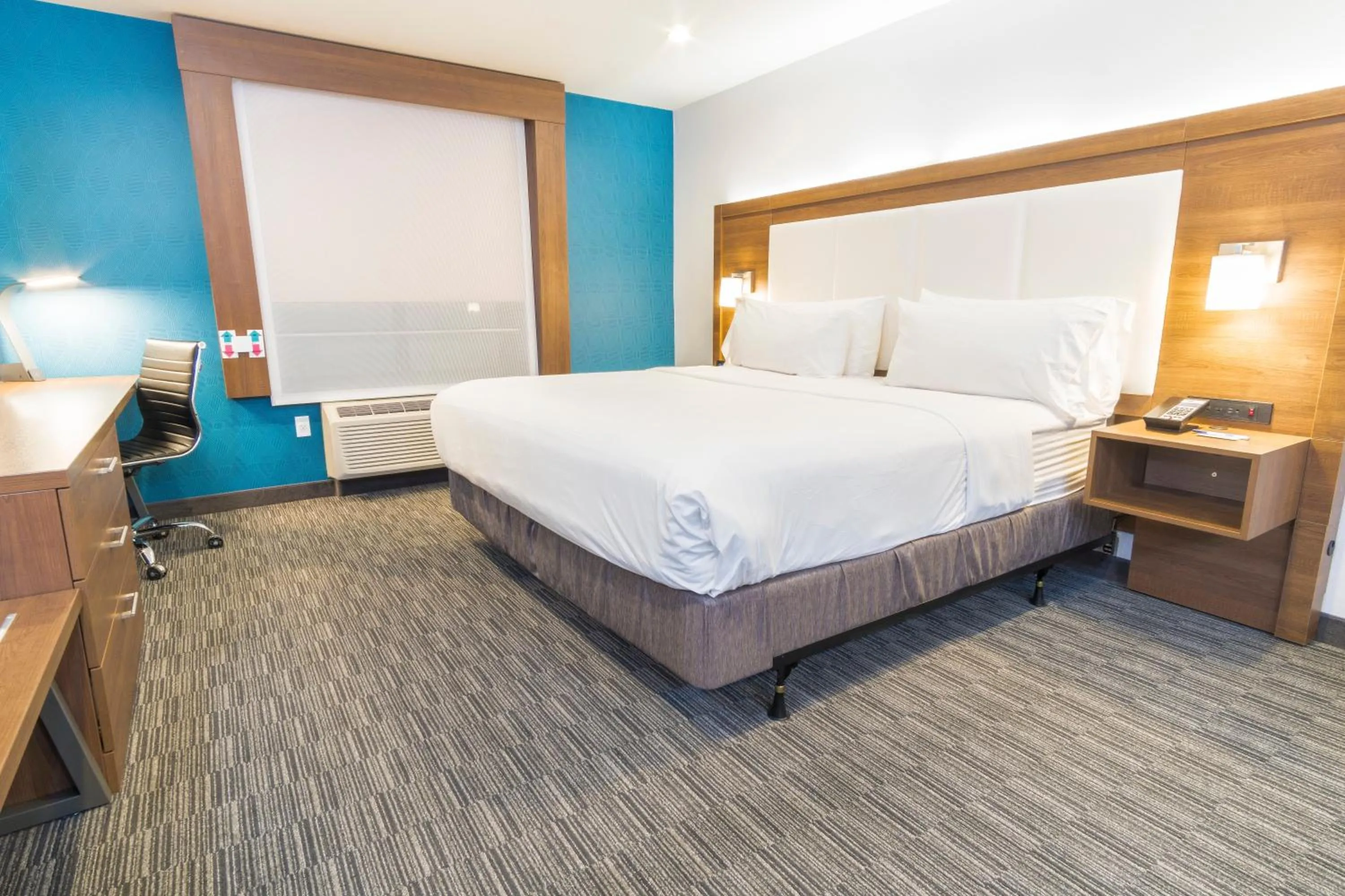 Photo of the whole room, Bed in Holiday Inn Express Hollywood Walk of Fame by IHG