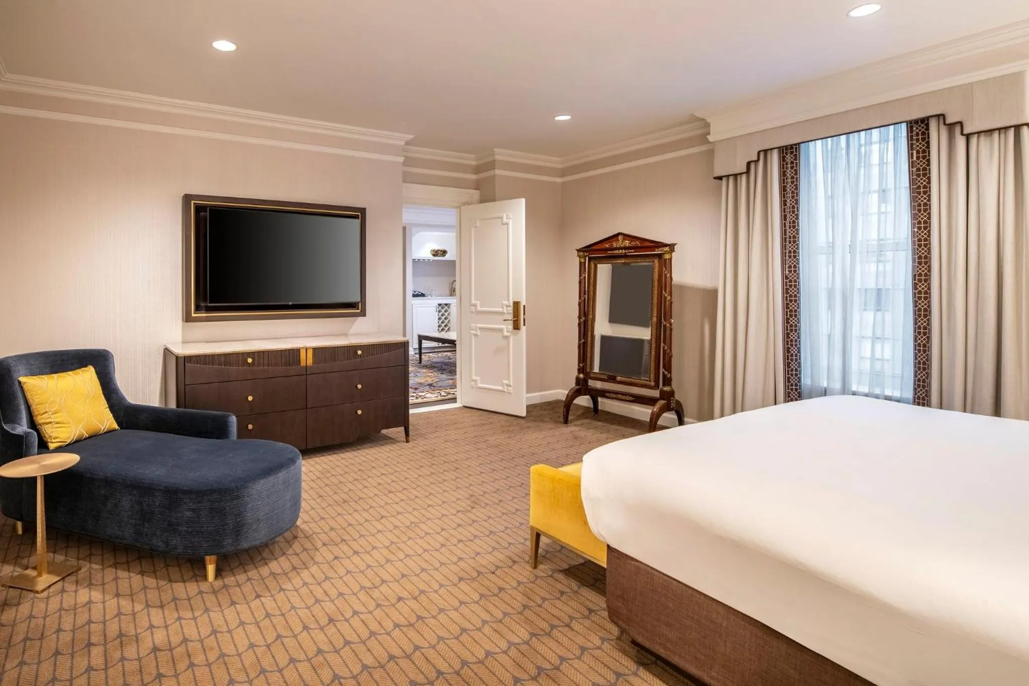 Photo of the whole room, Bed in Willard InterContinental Washington by IHG