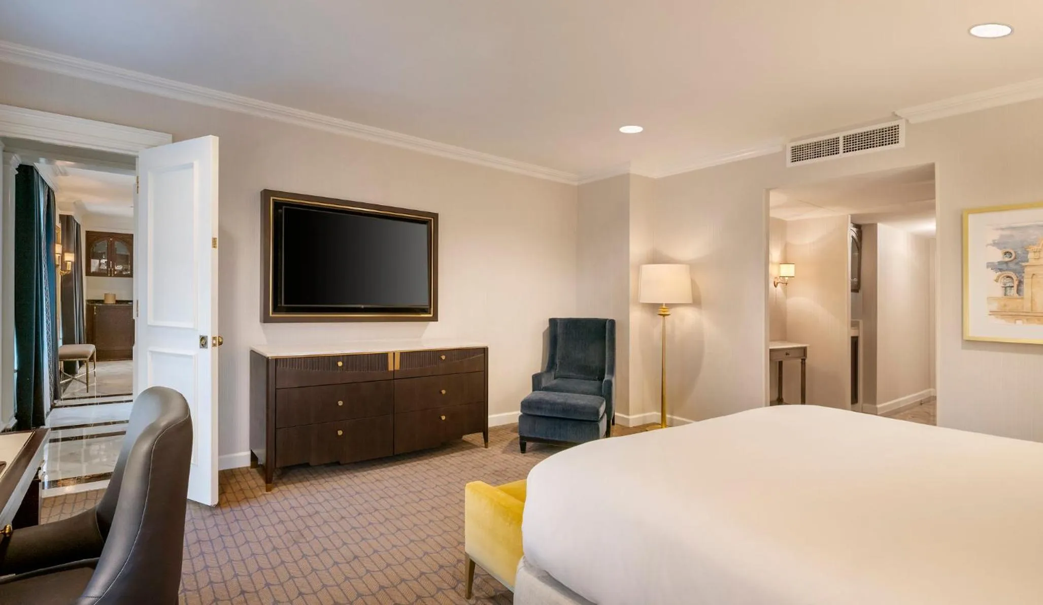 Photo of the whole room, Bed in Willard InterContinental Washington by IHG