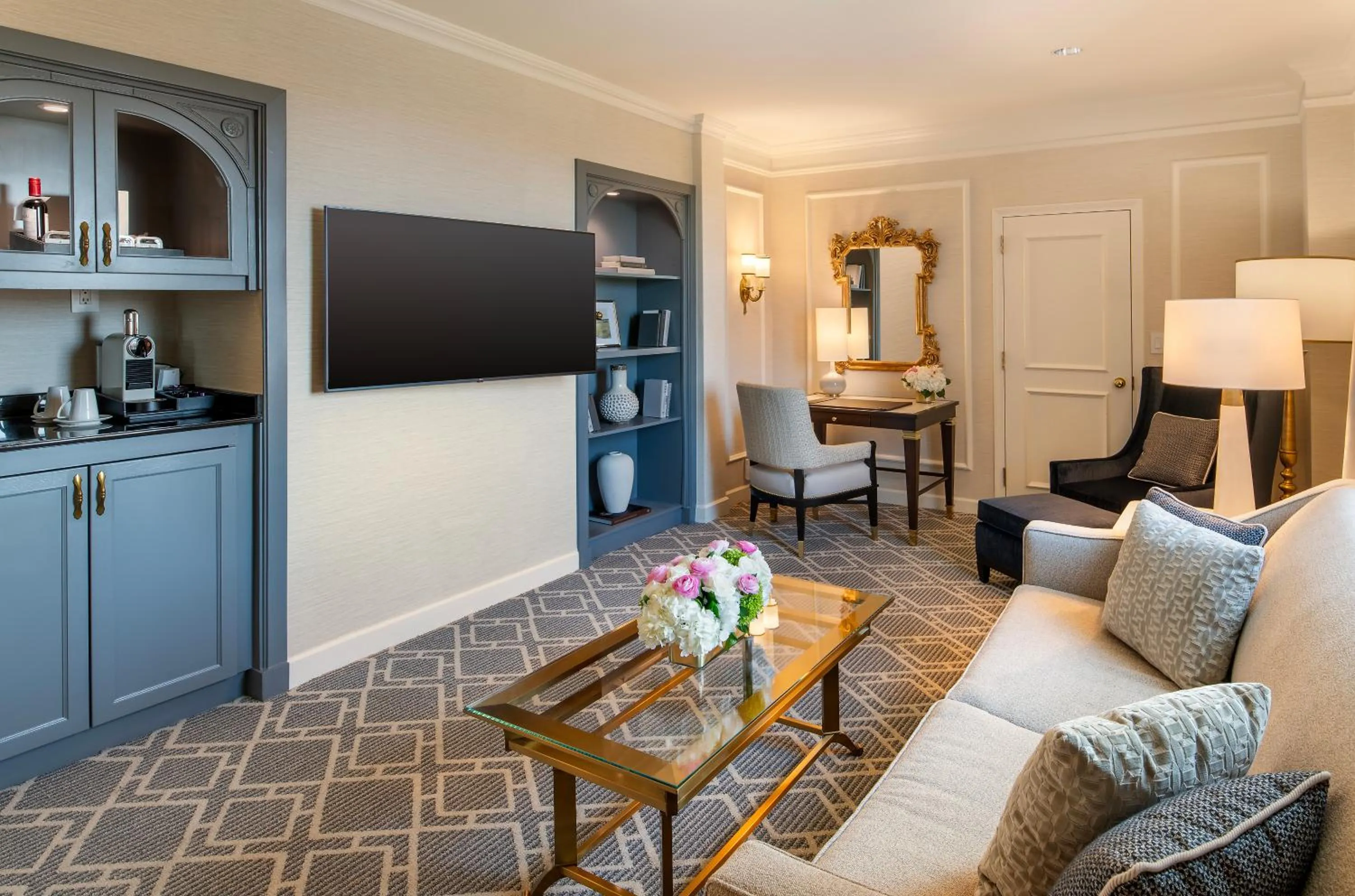 Living room in Willard InterContinental Washington by IHG