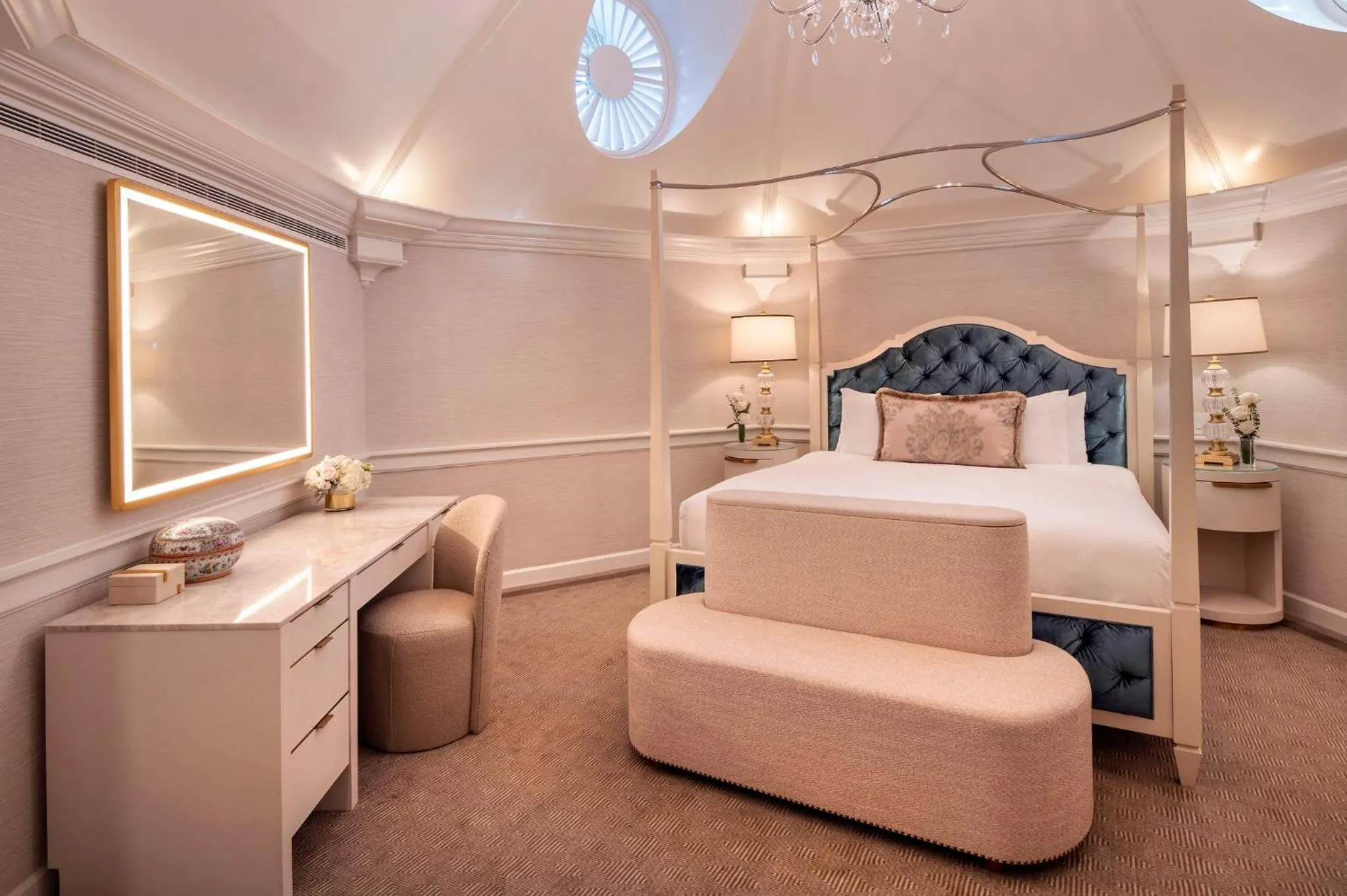 Photo of the whole room, Bed in Willard InterContinental Washington by IHG