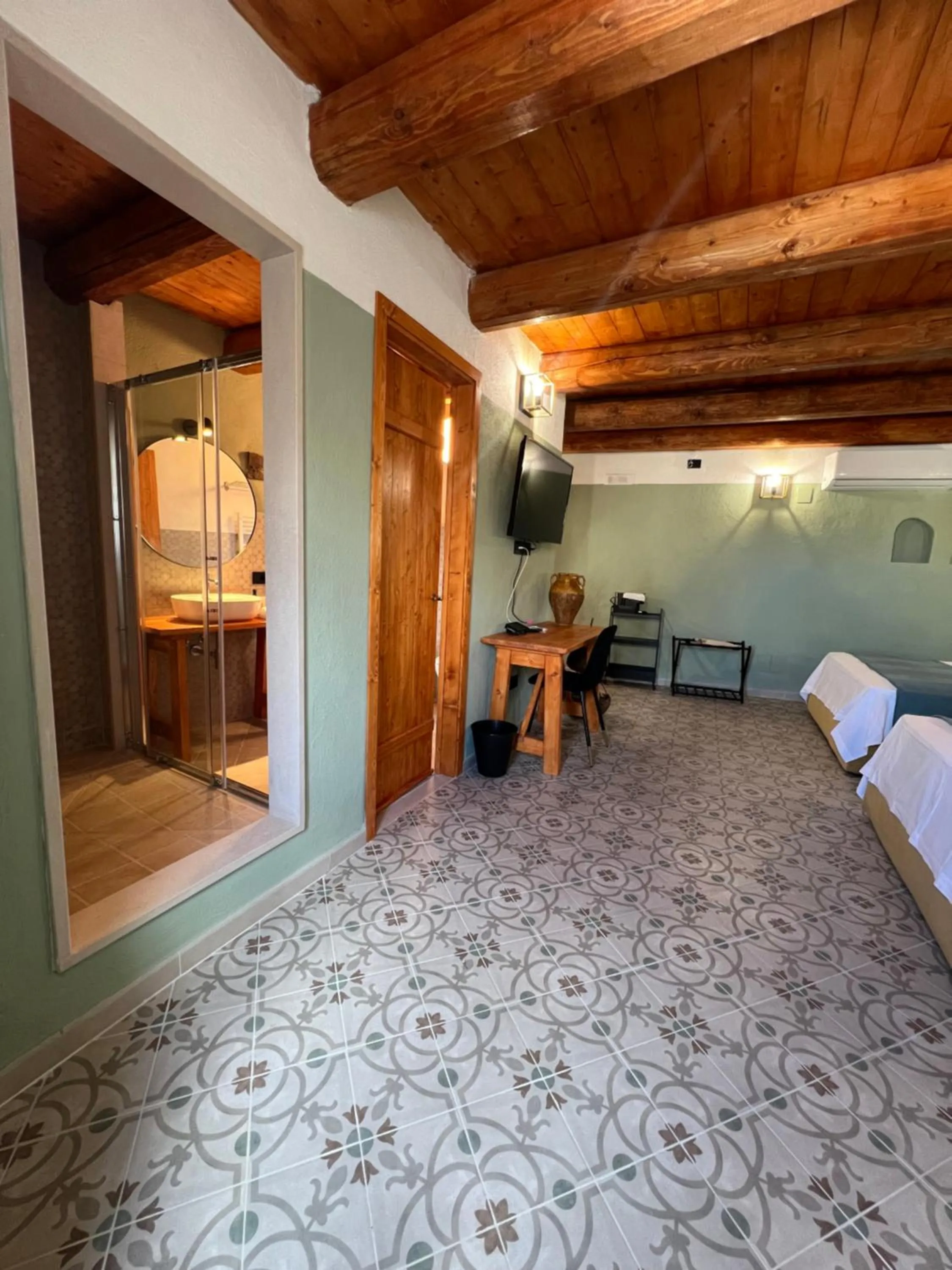 Shower, Bed in GarganoMareBorghi ospitalità diffusa