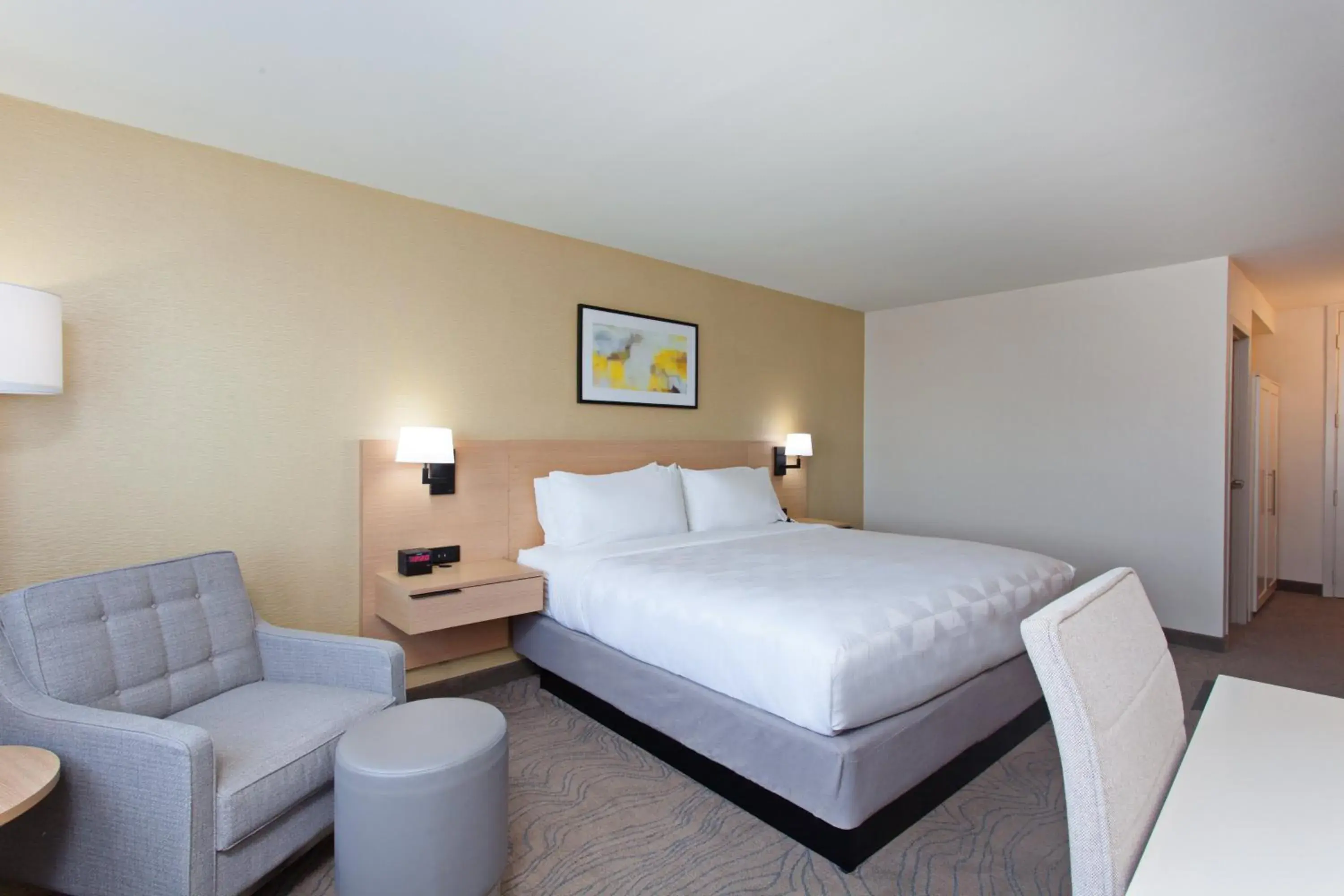 Premium King Room - High Floor in Holiday Inn Los Angeles - LAX Airport by IHG Premium King Room - High Floor in Holiday Inn Los Angeles - LAX Airport by IHG
