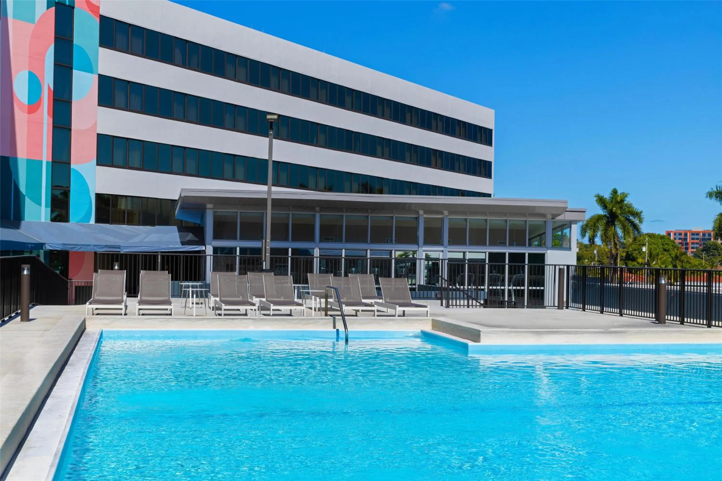 Pool view in Sonesta Miami Airport