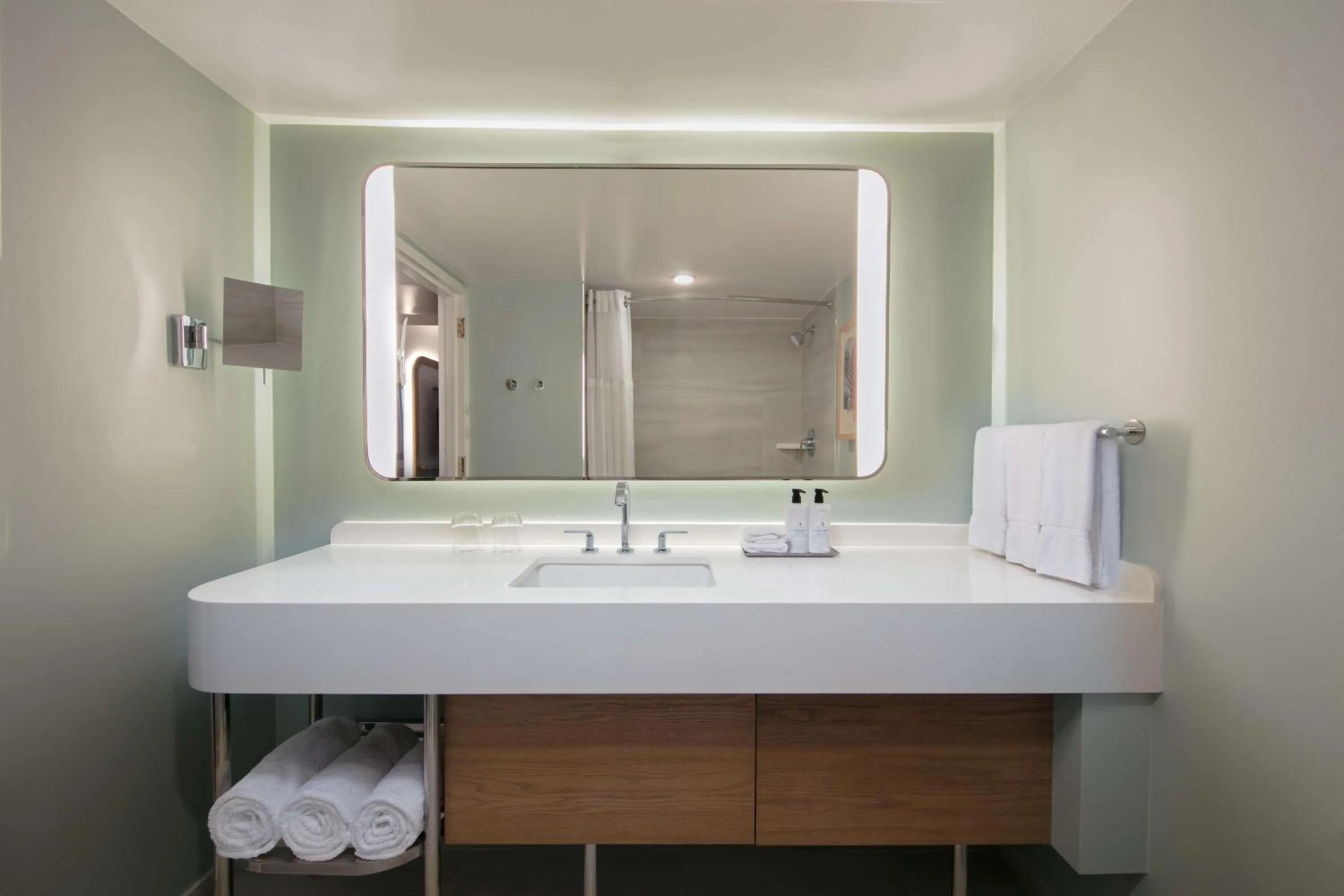 Bathroom in Sonesta Miami Airport