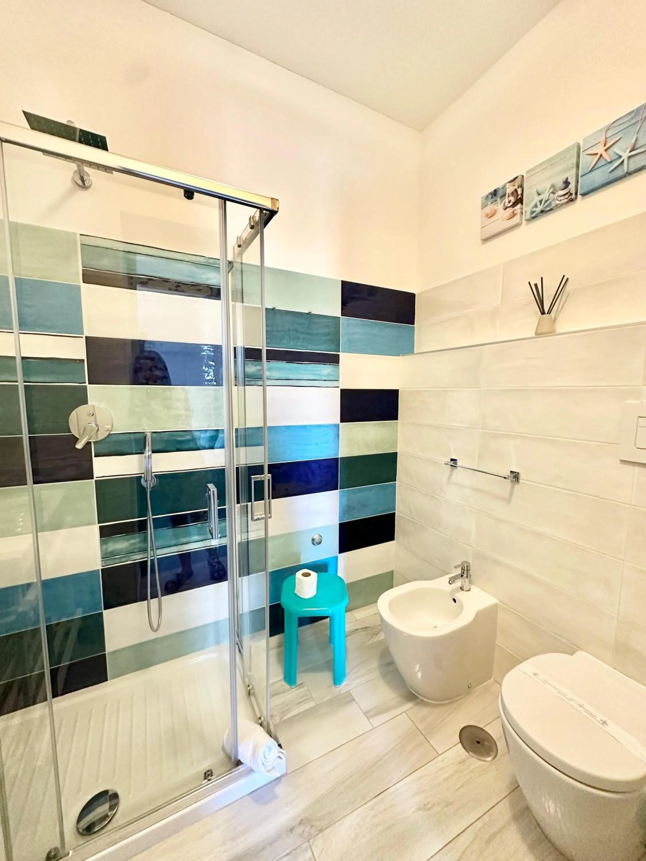 Shower in Belvedere Hotel-B&B
