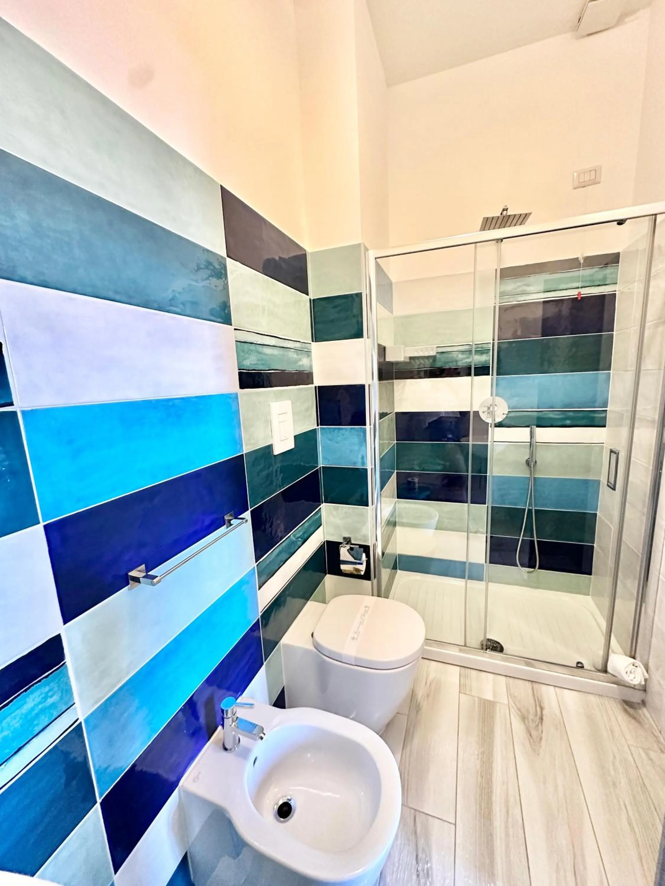 Shower in Belvedere Hotel-B&B