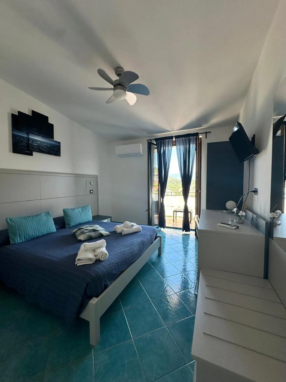 Photo of the whole room, Bed in Belvedere Hotel-B&B
