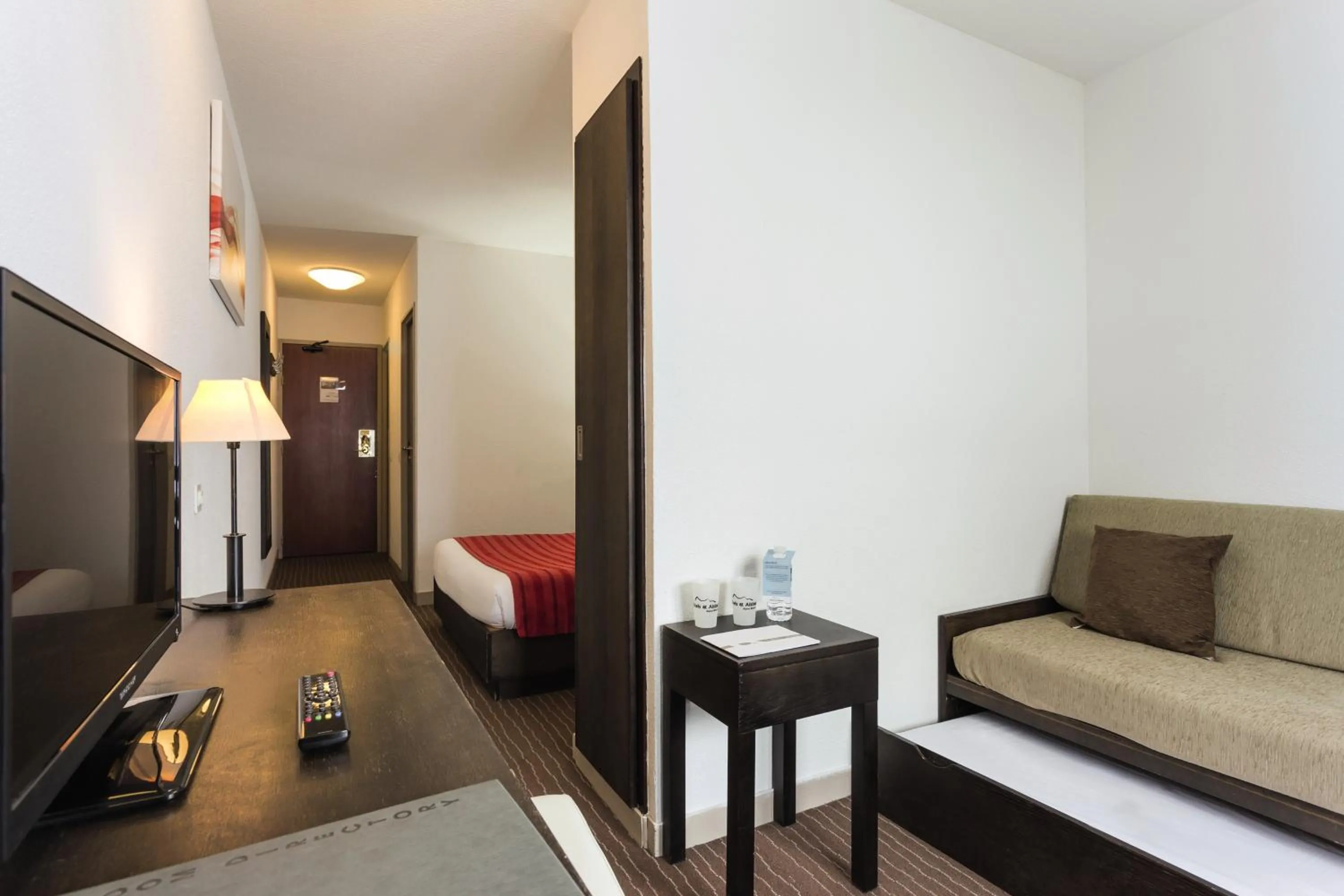 Seating area, Bed in Diva