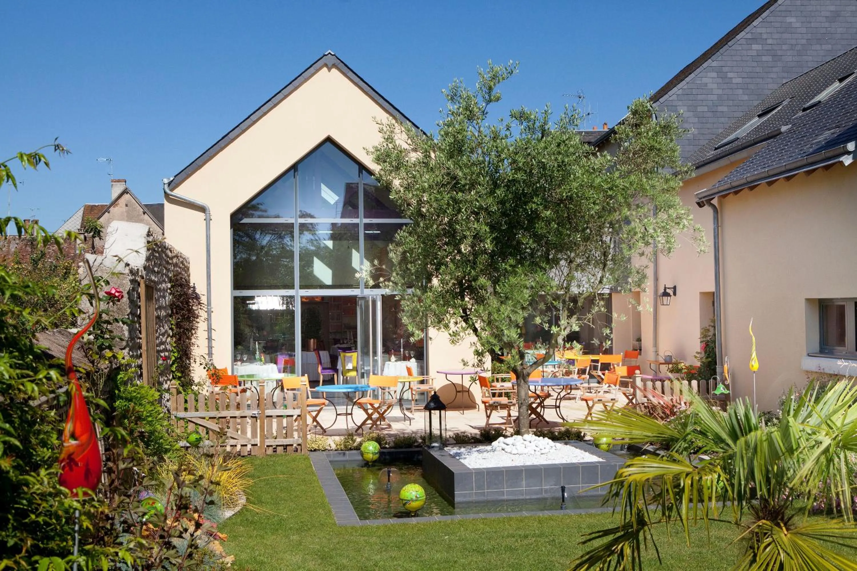 Garden in Logis hôtel Ô en Couleur