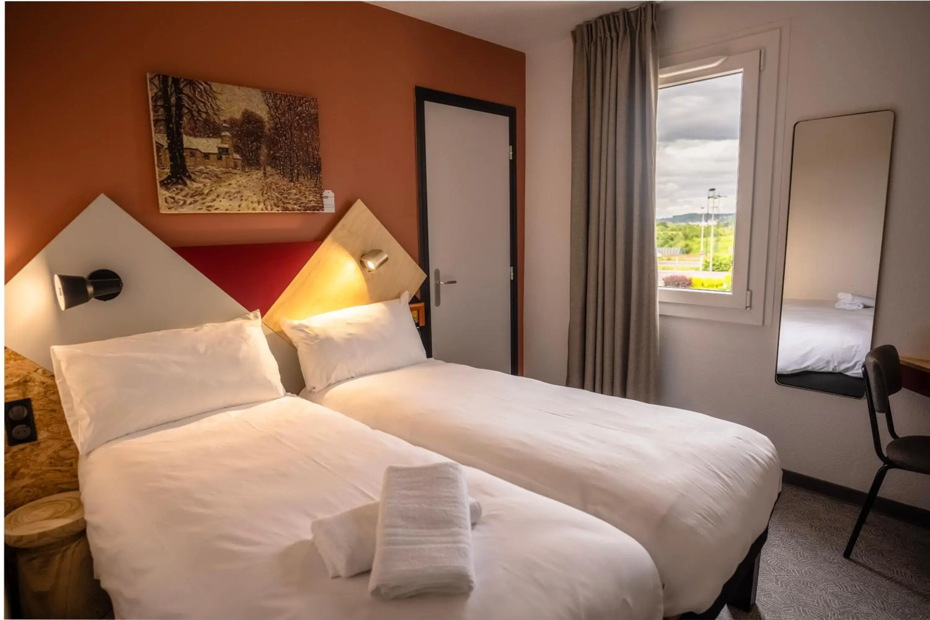 Two Bedroom POP Suite with One Double Bed and Two Single Beds in Hôtel Restaurant Relais Vert - Montbeliard Two Bedroom POP Suite with One Double Bed and Two Single Beds in Hôtel Restaurant Relais Vert - Montbeliard