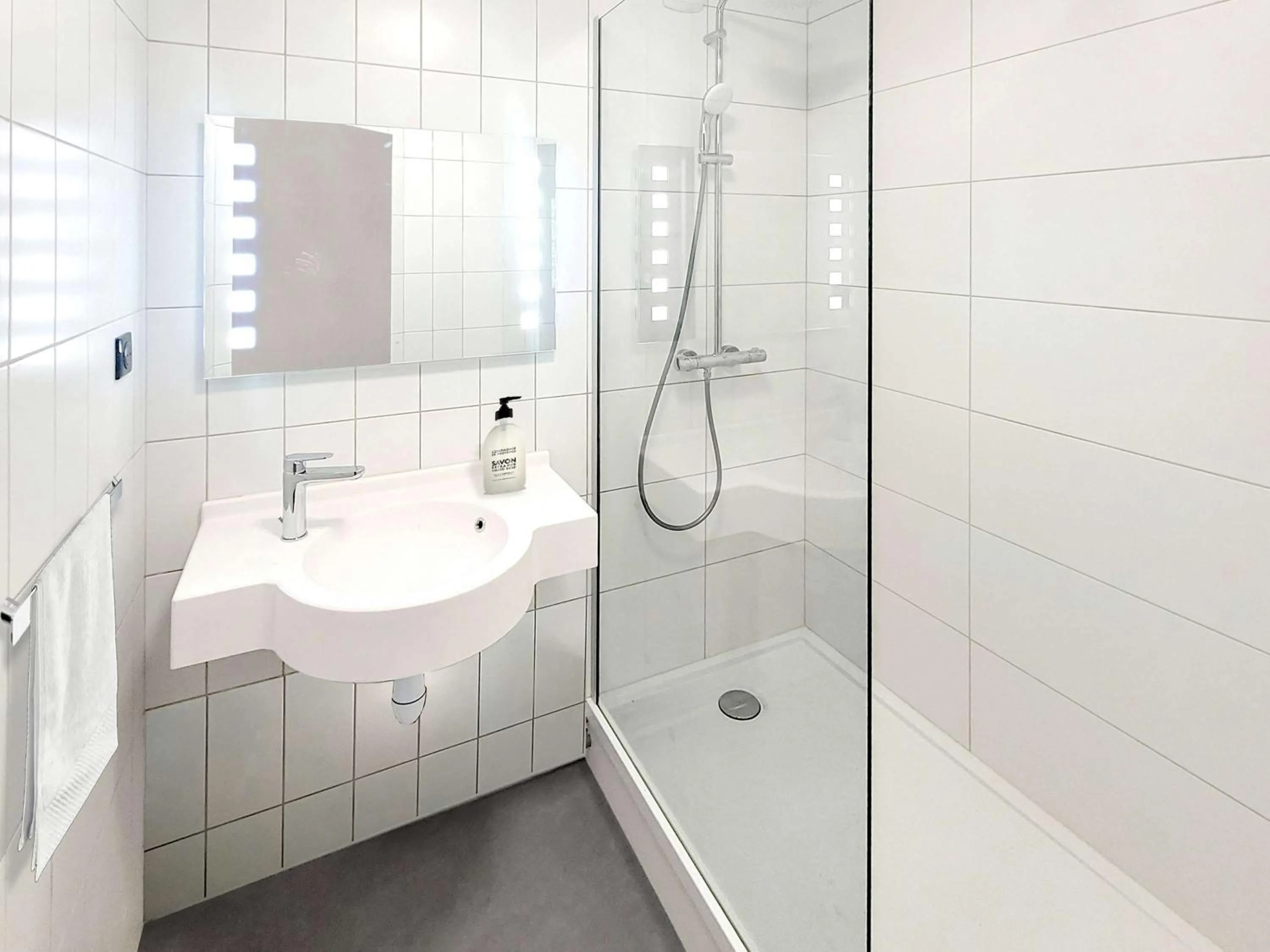 Bathroom in Hôtel Restaurant Relais Vert - Montbeliard