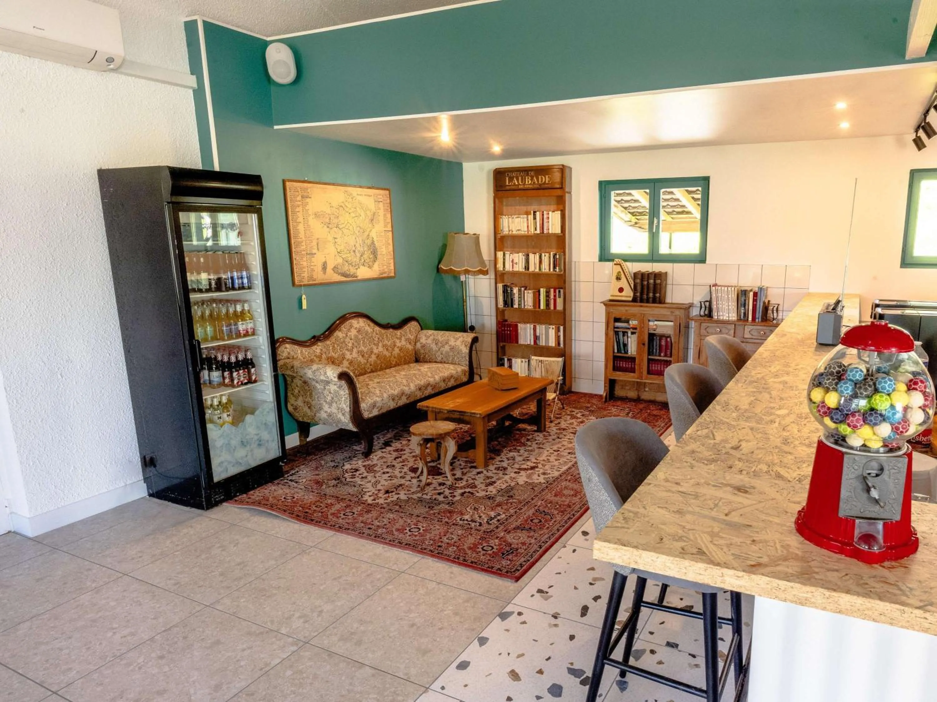 Lounge or bar, Seating Area in Hôtel Restaurant Relais Vert - Montbeliard