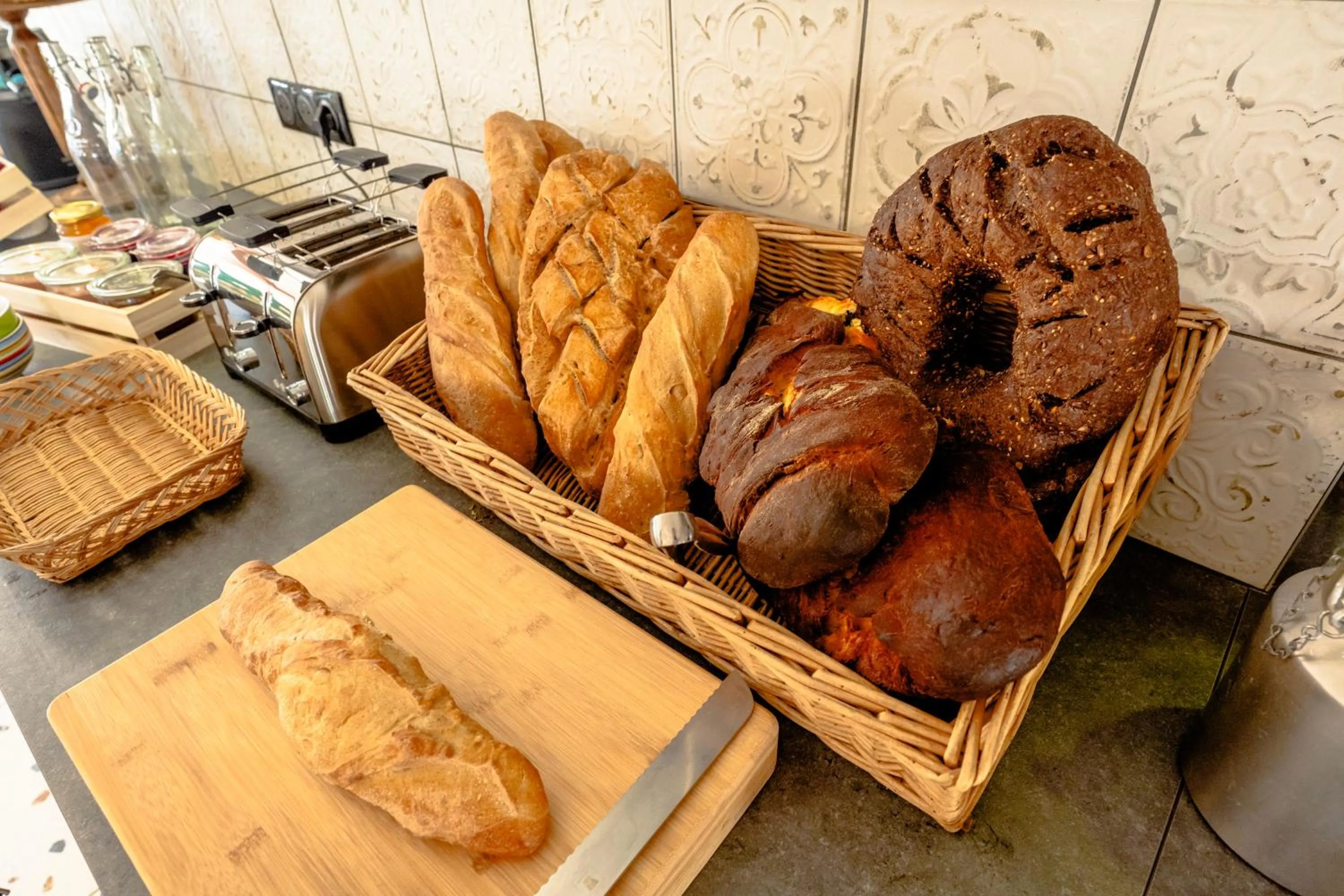 Food and drinks, Seating Area in Hôtel Restaurant Relais Vert - Montbeliard