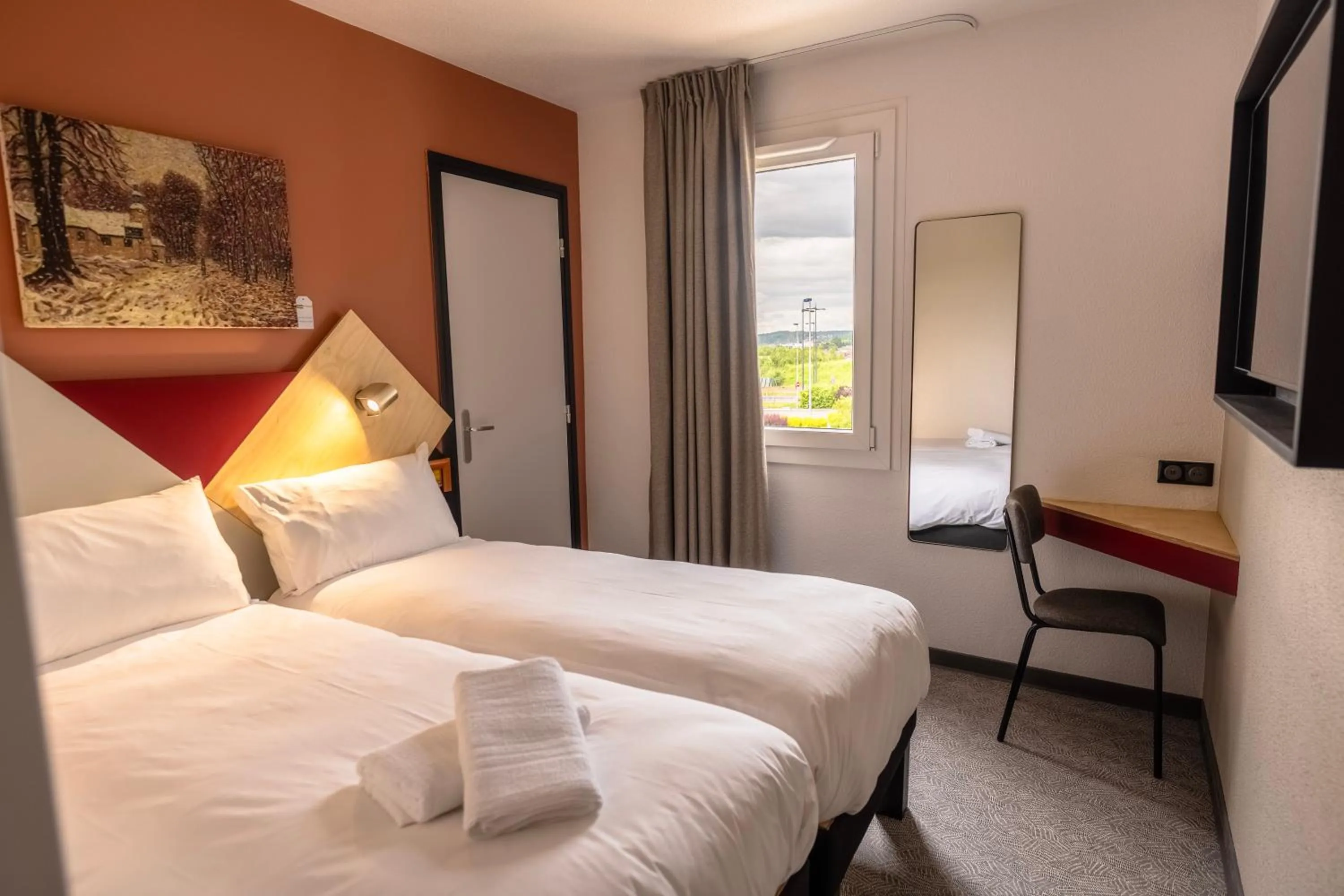 Bedroom, Bed in Hôtel Restaurant Relais Vert - Montbeliard