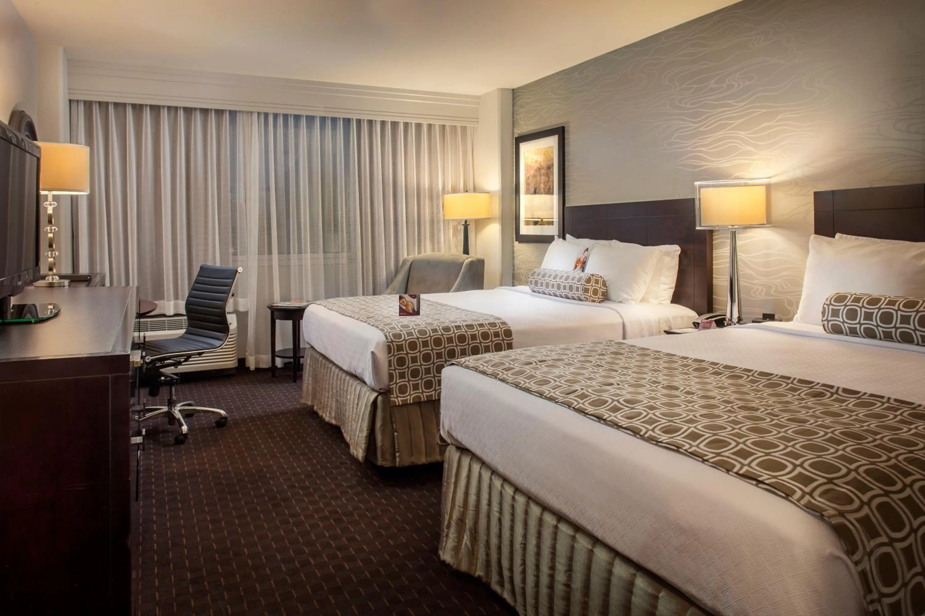 Photo of the whole room, Bed in Crowne Plaza Phoenix Airport - PHX by IHG