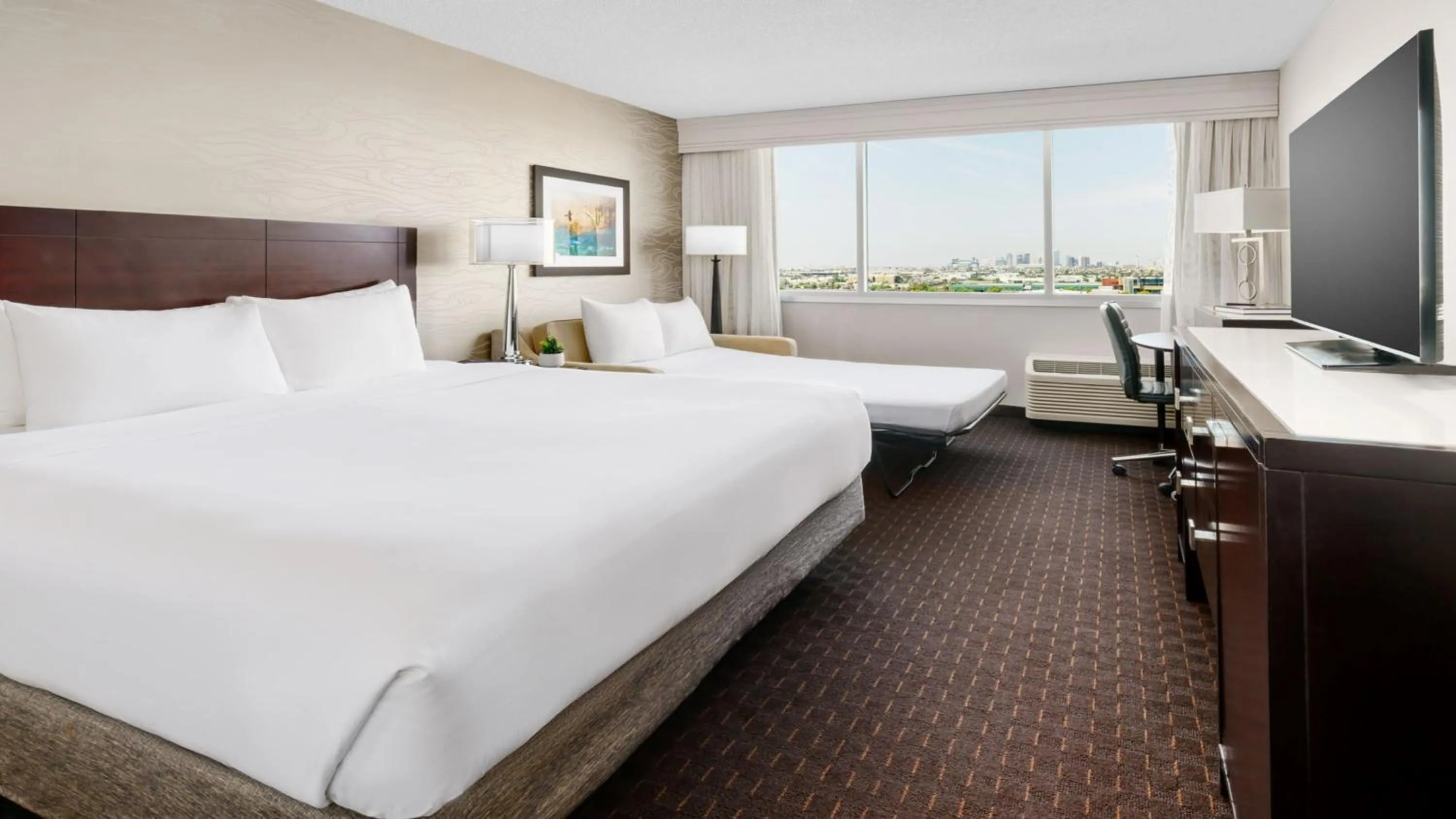 Photo of the whole room, Bed in Crowne Plaza Phoenix Airport - PHX by IHG