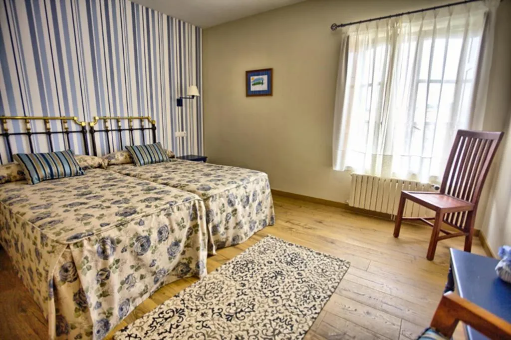 Photo of the whole room in Hotel Colonial de Santillana