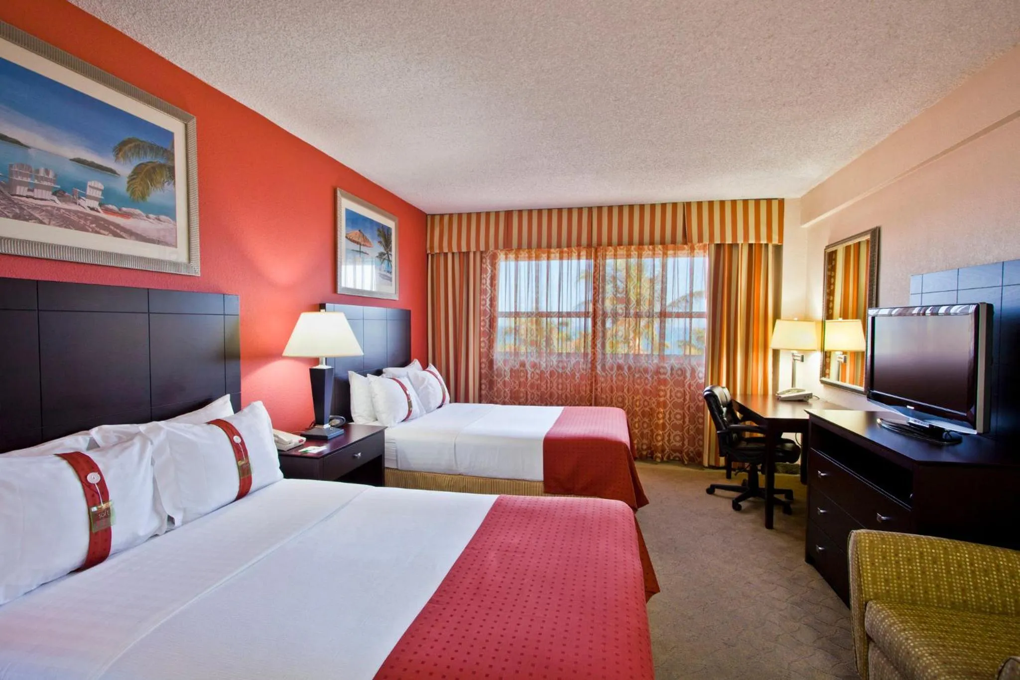 Photo of the whole room, Bed in Holiday Inn Miami Beach-Oceanfront by IHG