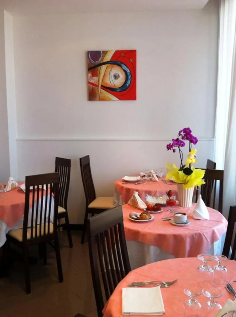 Restaurant/places to eat in Hotel Aurora