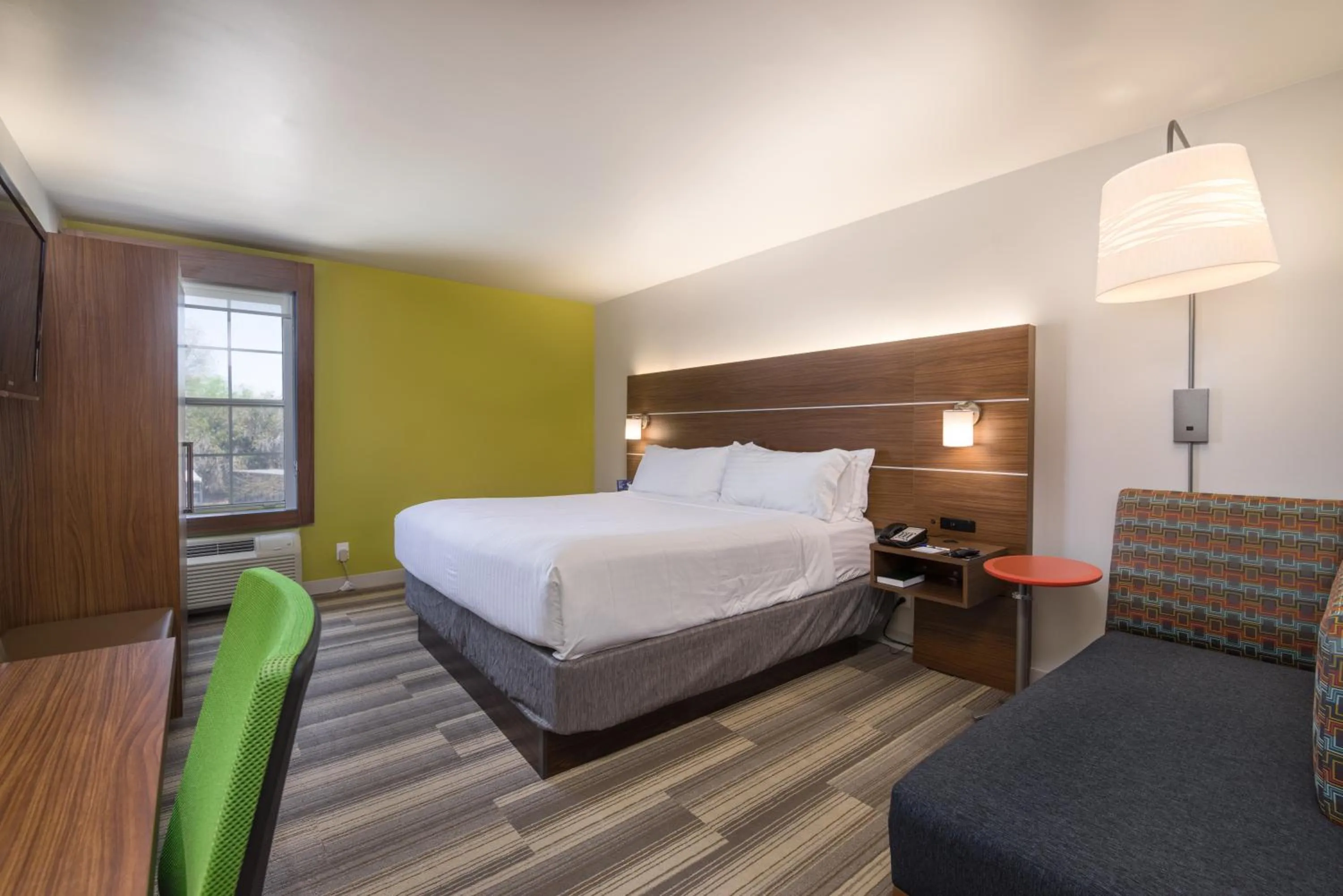 Bed in Holiday Inn Express Phoenix-Airport/University Drive by IHG