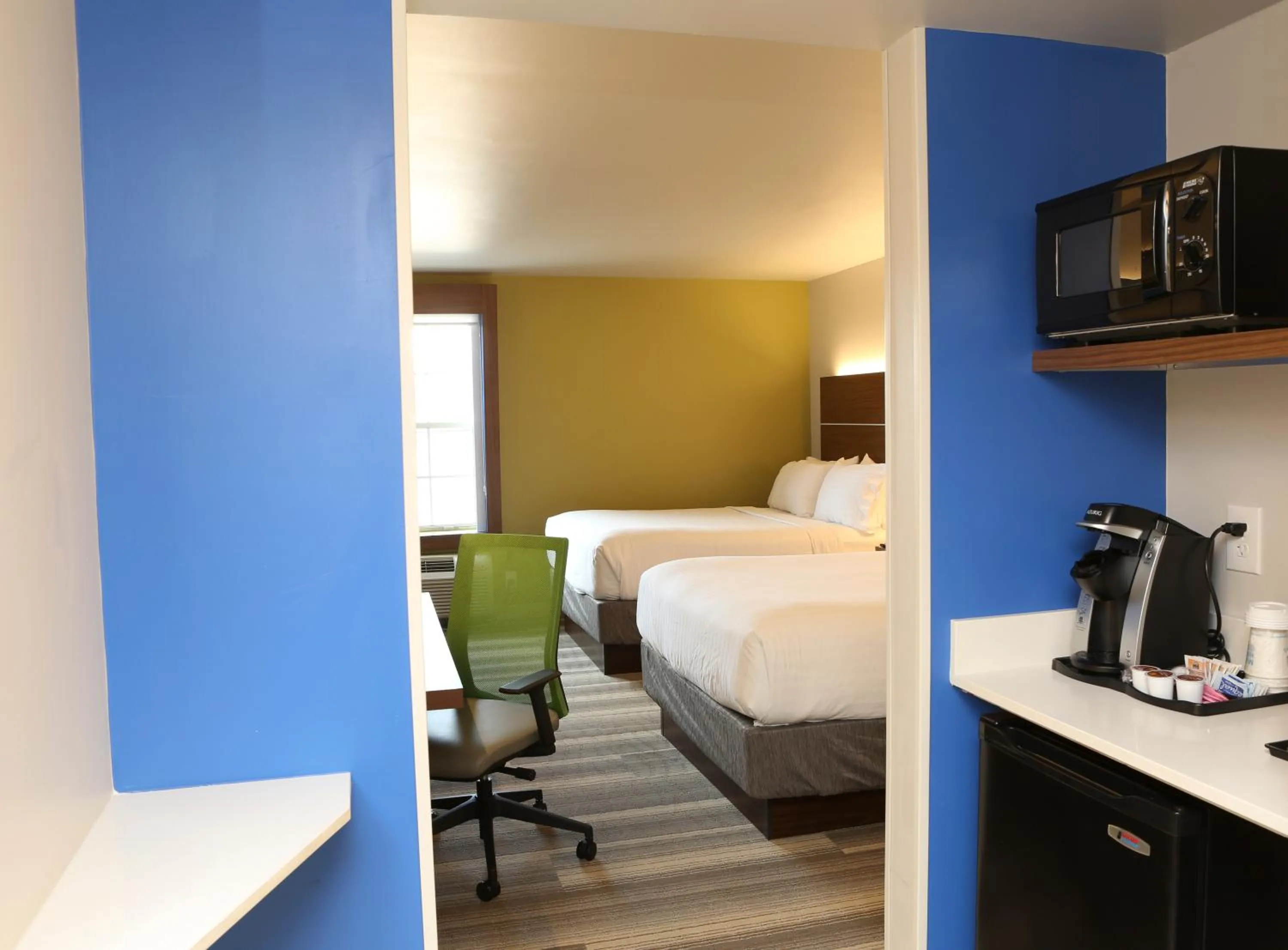Bed in Holiday Inn Express Phoenix-Airport/University Drive by IHG