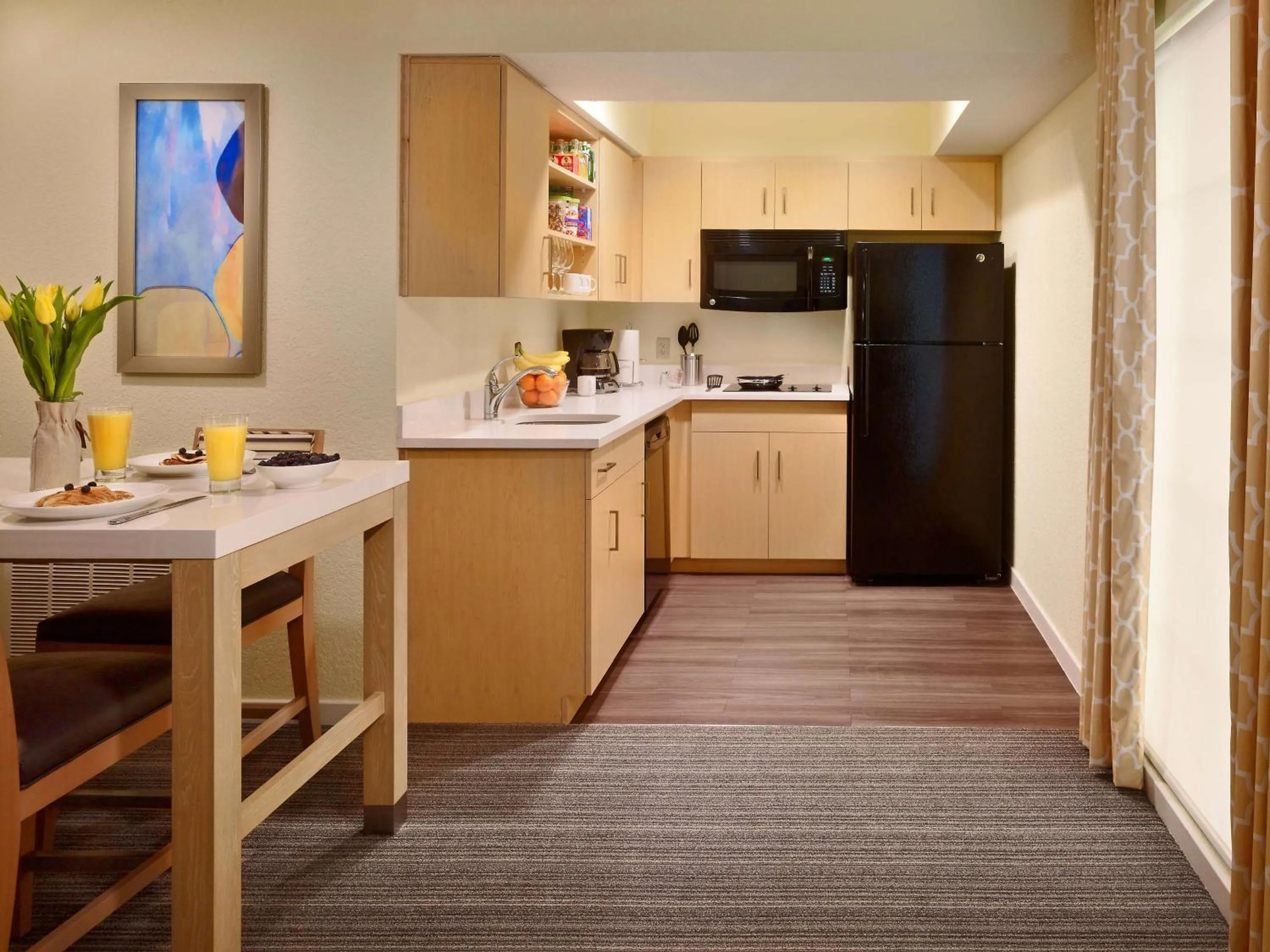 Kitchen or kitchenette in Sonesta ES Suites Chicago - Schaumburg