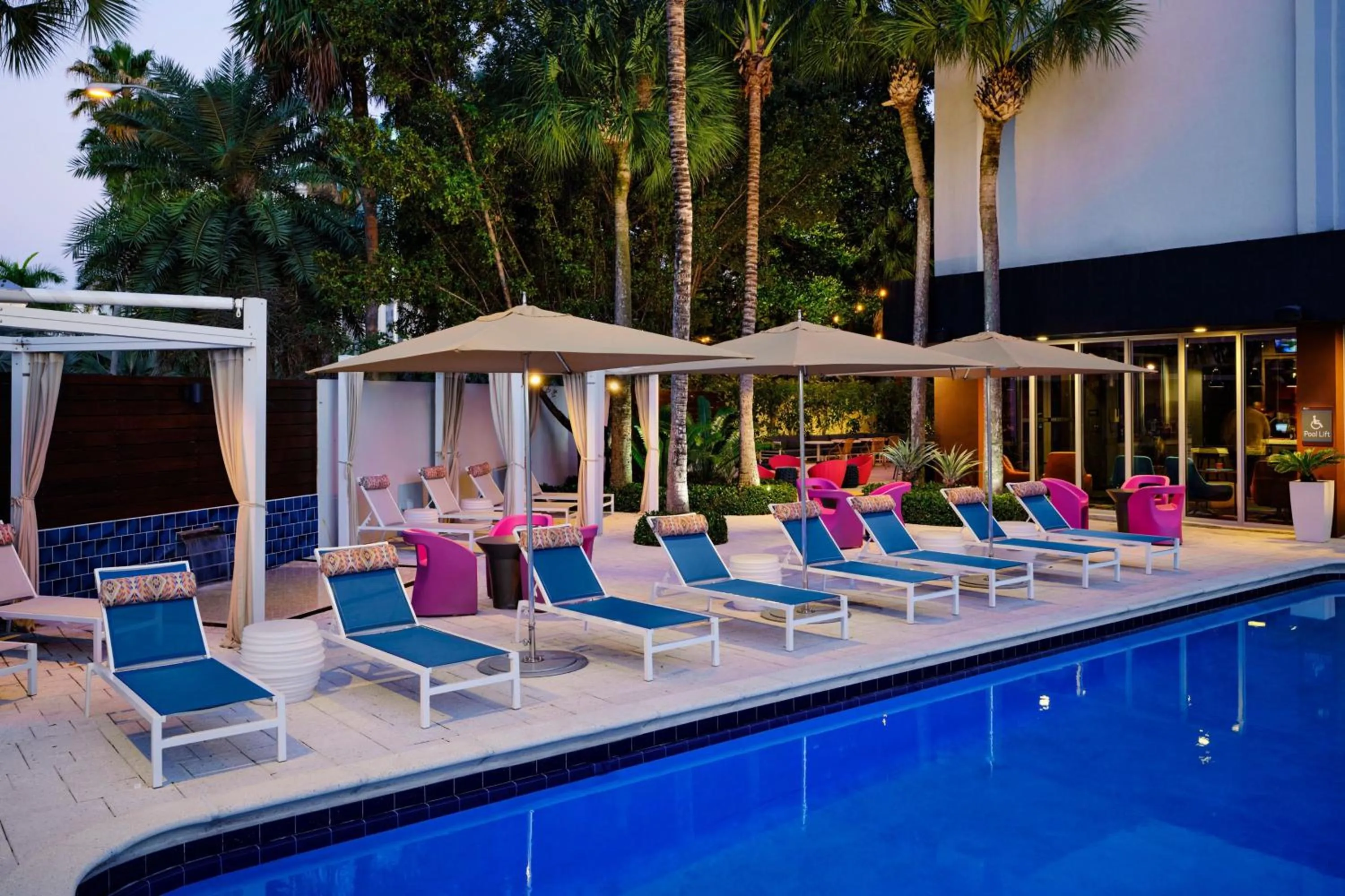 Swimming pool in Aloft Miami Dadeland