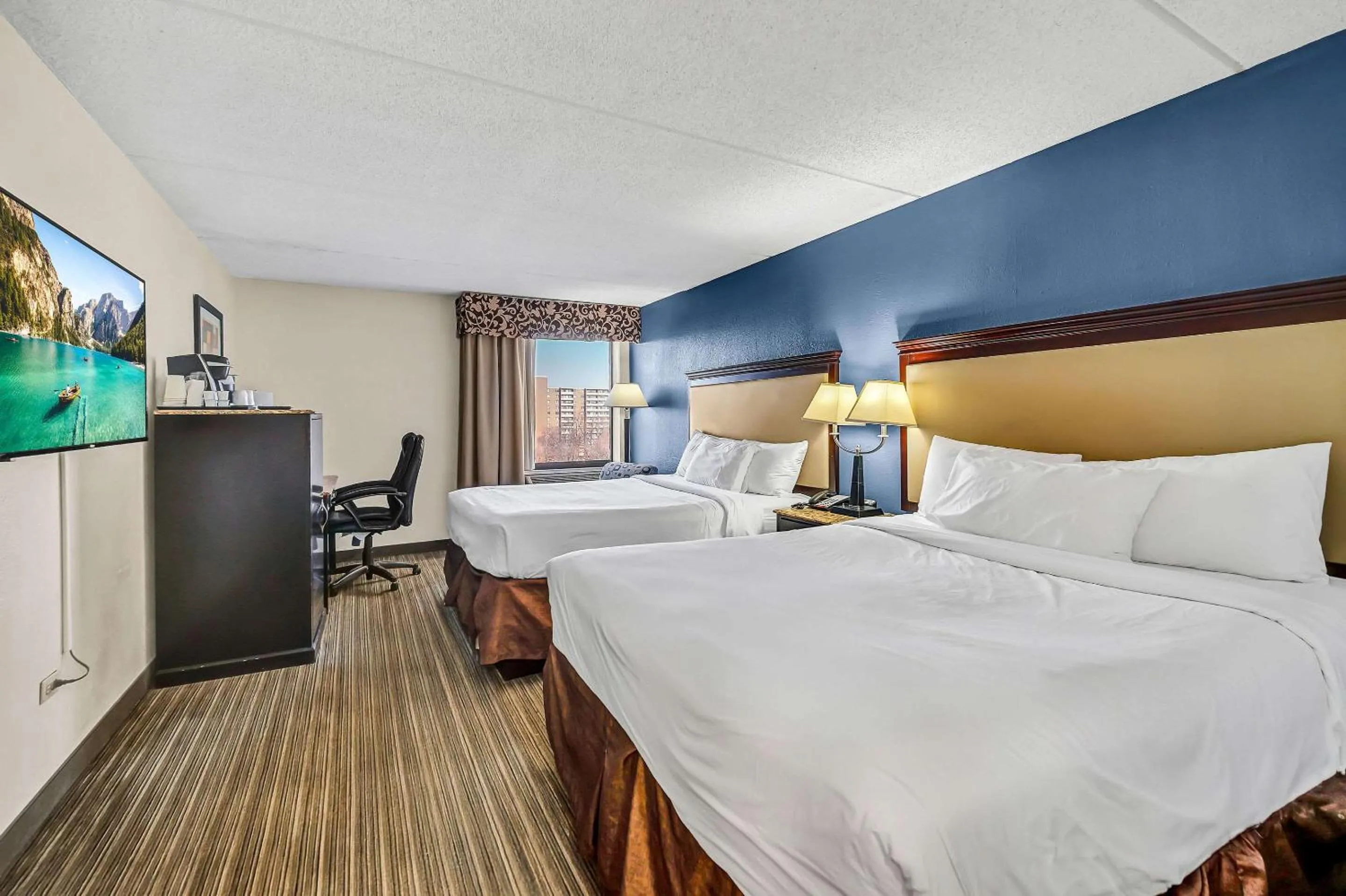 Bedroom, Bed in Radisson Hotel Schaumburg