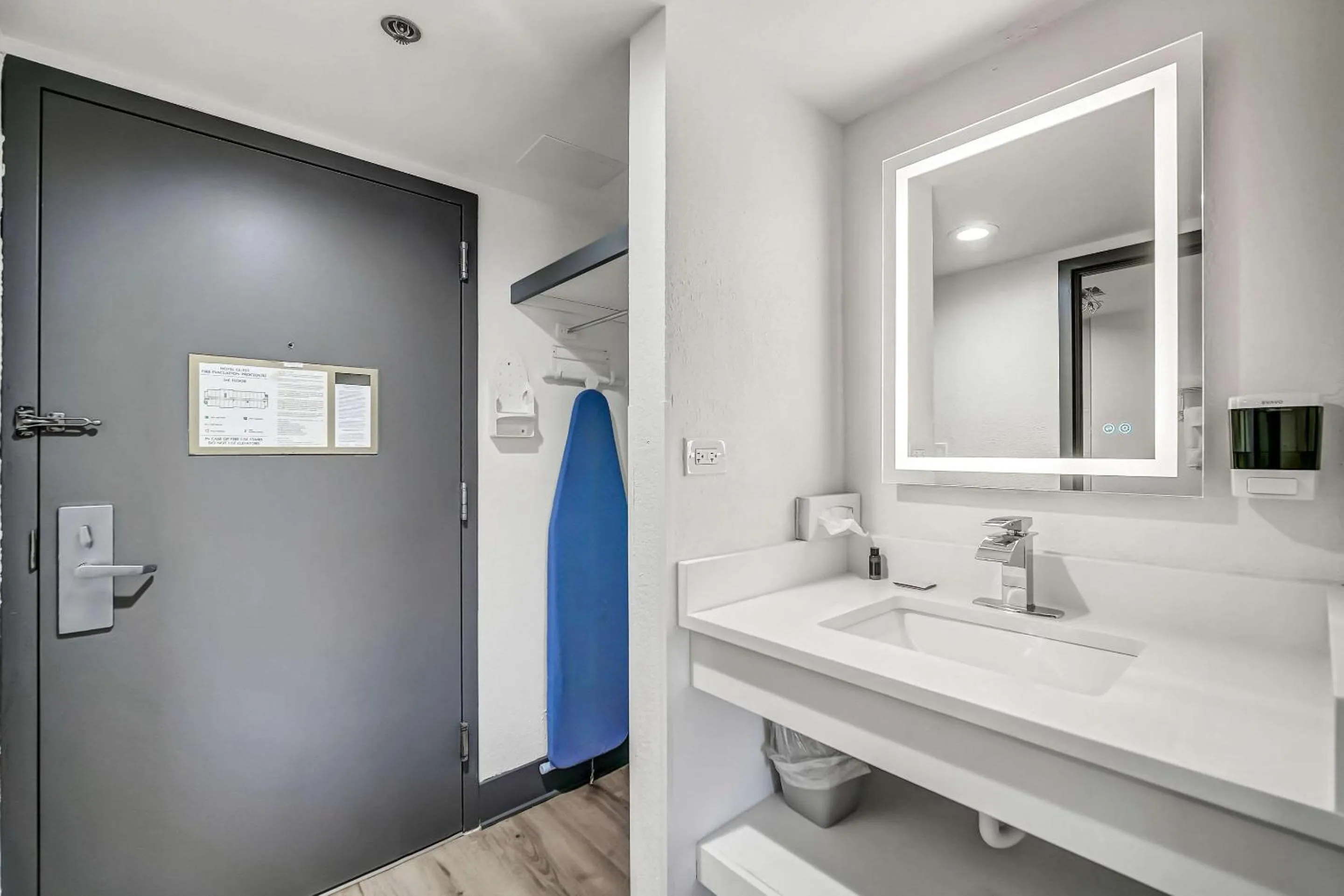 Bedroom, Bed in Radisson Hotel Schaumburg