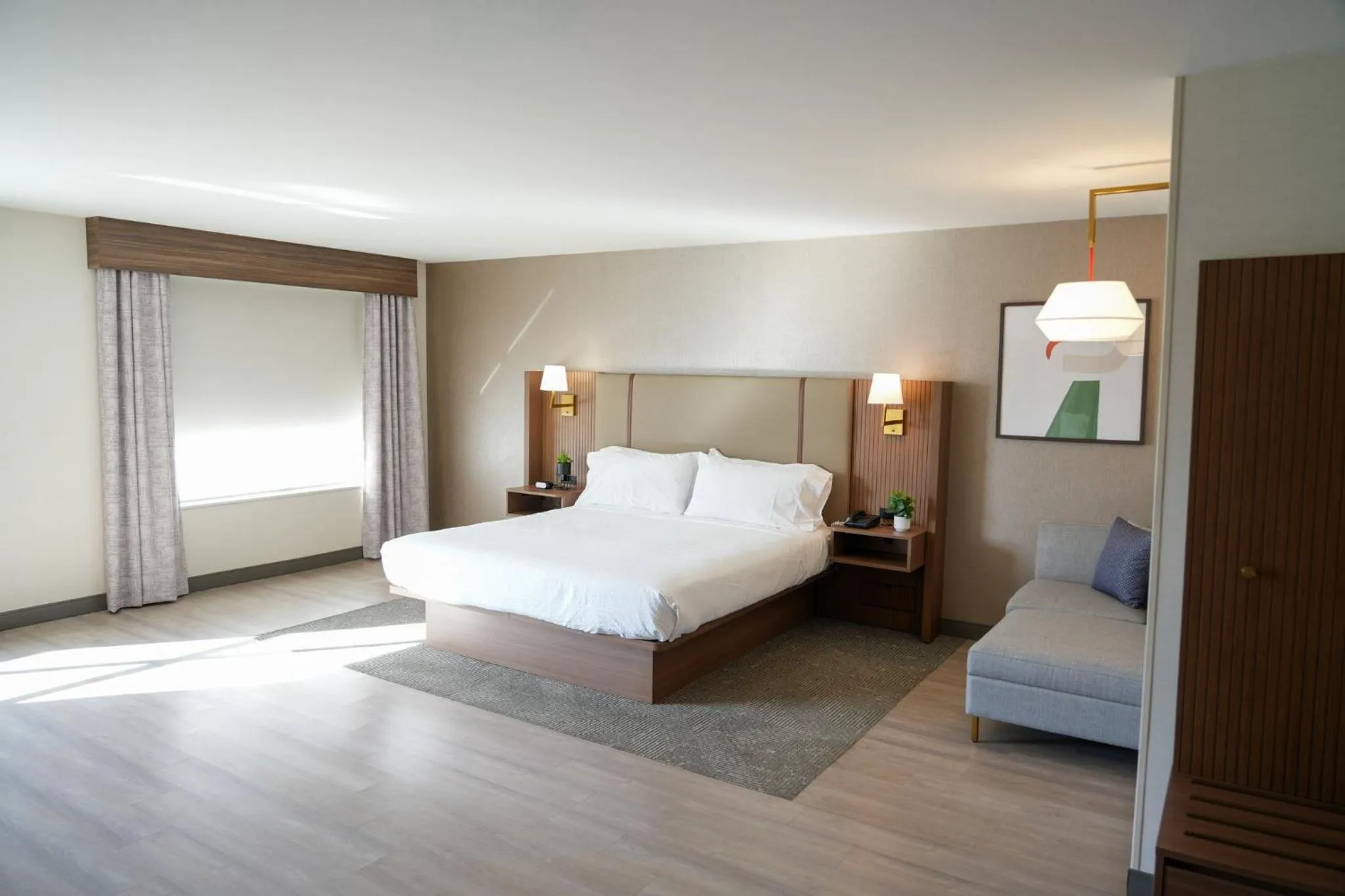 Photo of the whole room, Bed in Holiday Inn & Suites Phoenix Airport by IHG