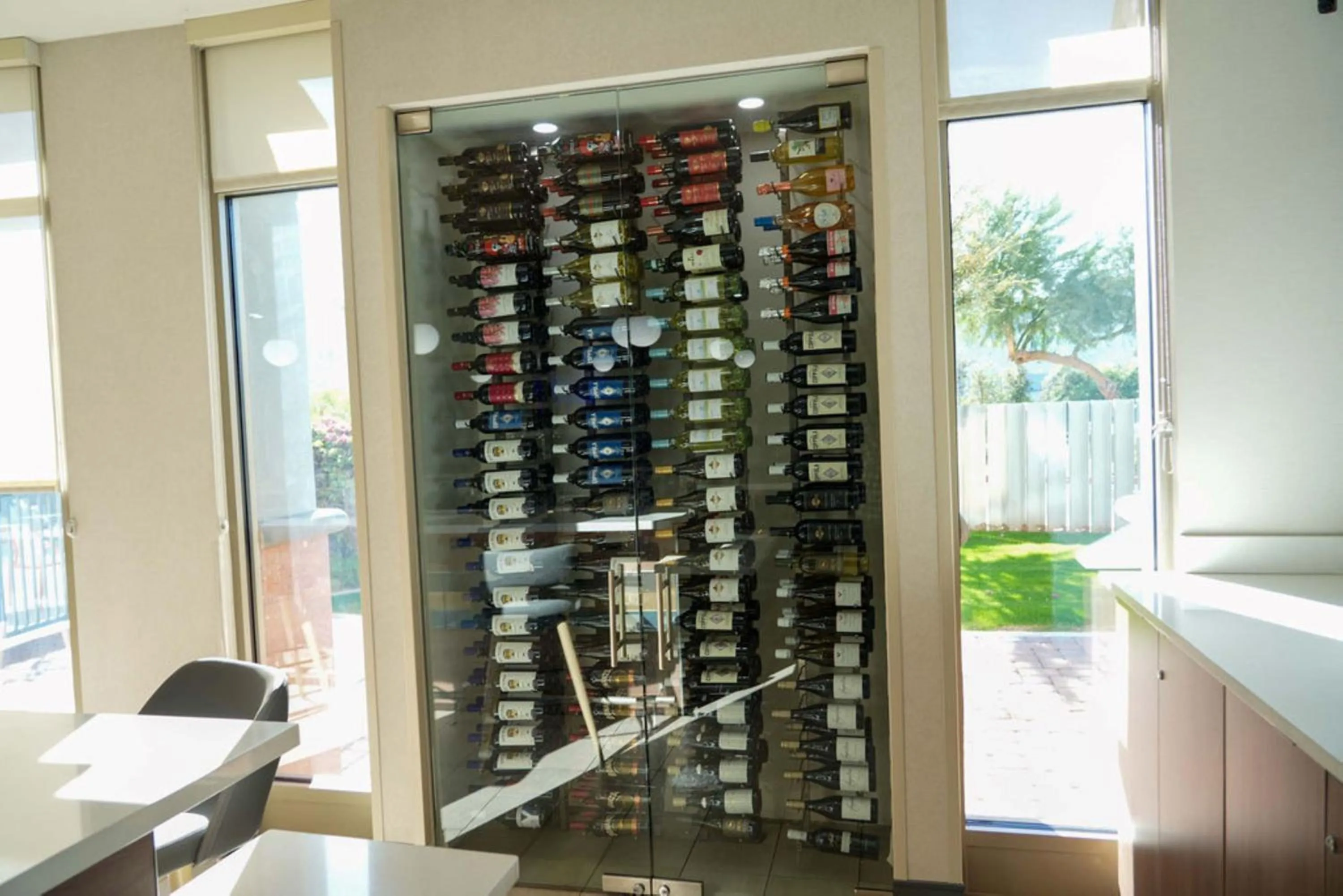 Lounge or bar in Holiday Inn & Suites Phoenix Airport by IHG