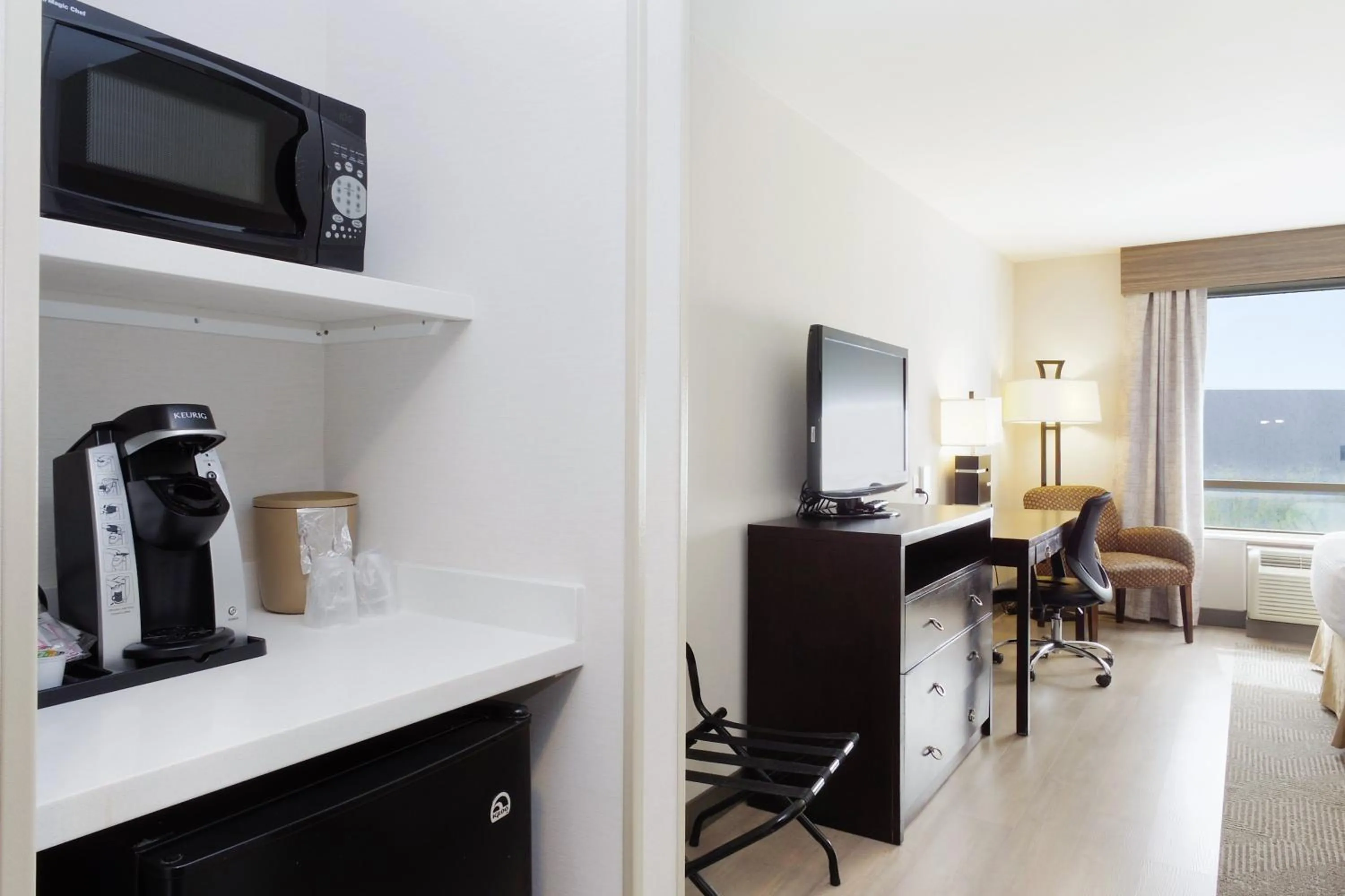 Photo of the whole room in Holiday Inn & Suites Phoenix Airport by IHG